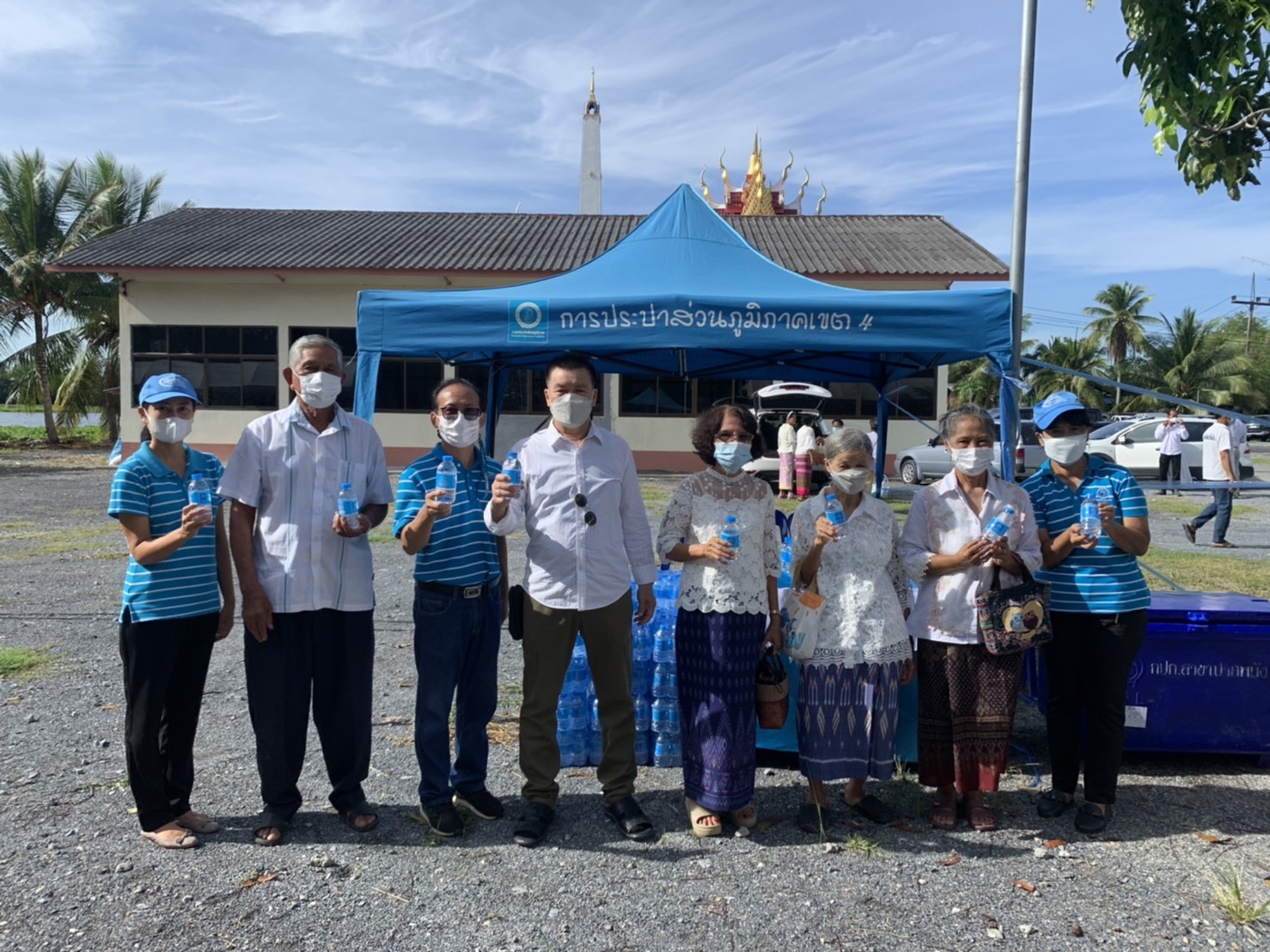 กปภ.สาขาปากพนัง ร่วมให้บริการน้ำดื่มบรรจุขวด ตราสัญลักษณ์ กปภ. แก่ประชาชน ที่มาร่วมงาน ในพิธีอัญเชิญพระพุทธรูปขึ้นประดิษฐาน ณ แท่นอุโบสถวัดสองพี่น้อง