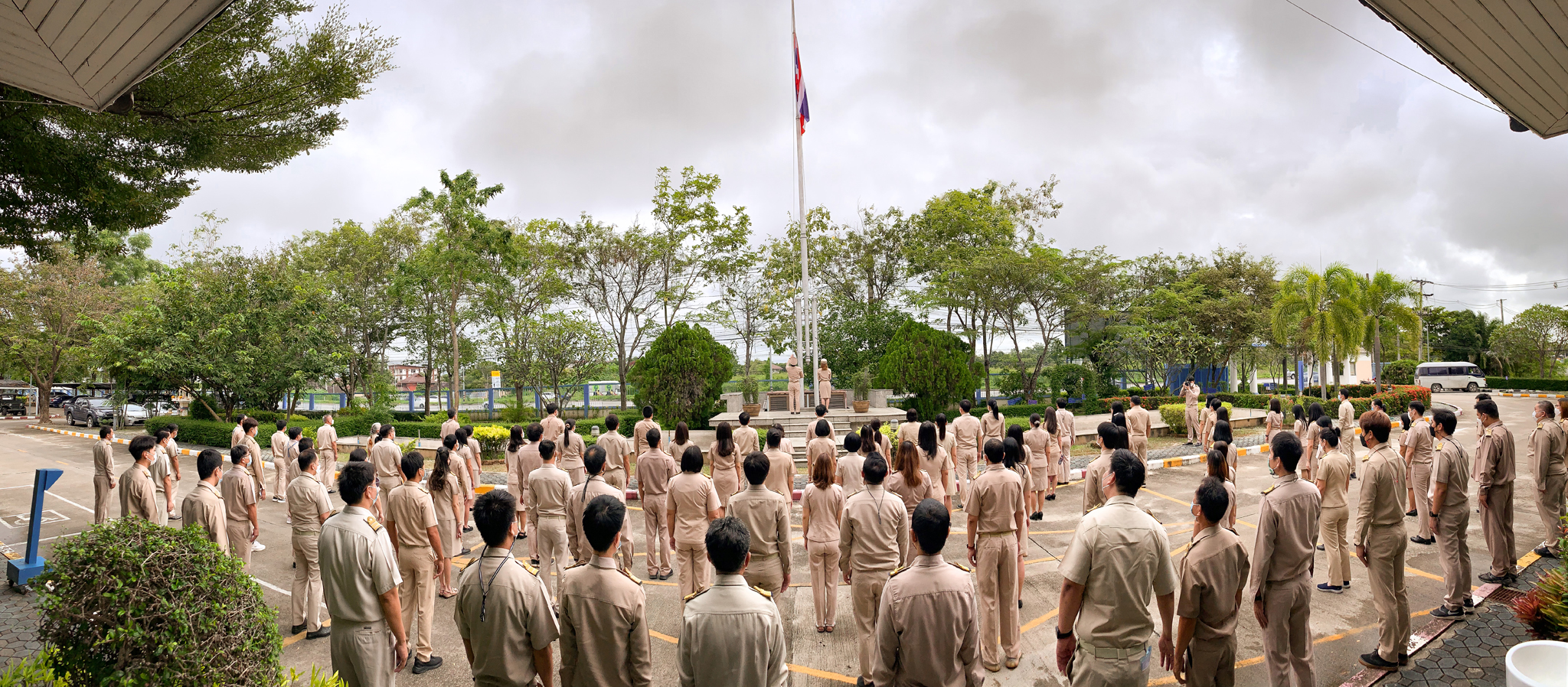 ผู้บริหารและพนักงานการประปาส่วนภูมิภาคเขต 9 จัดกิจกรรมวันพระราชทานธงชาติไทย ณ บริเวณหน้าเสาธง รวมทั้งเคารพธงชาติและร้องเพลงชาติไทยร่วมกัน
