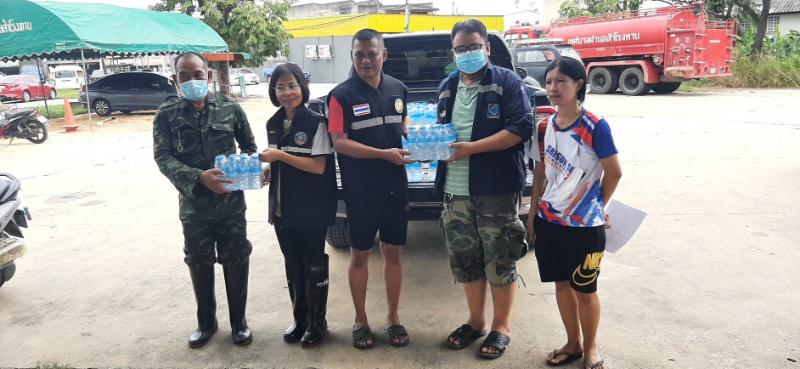 กปภ.สาขาศีขรภูมิ มอบน้ำดื่มช่วยเหลือประชาชนในเขตพื้นที่อำเภอสำโรงทาบ ที่ประสบภัยน้ำท่วม 2565