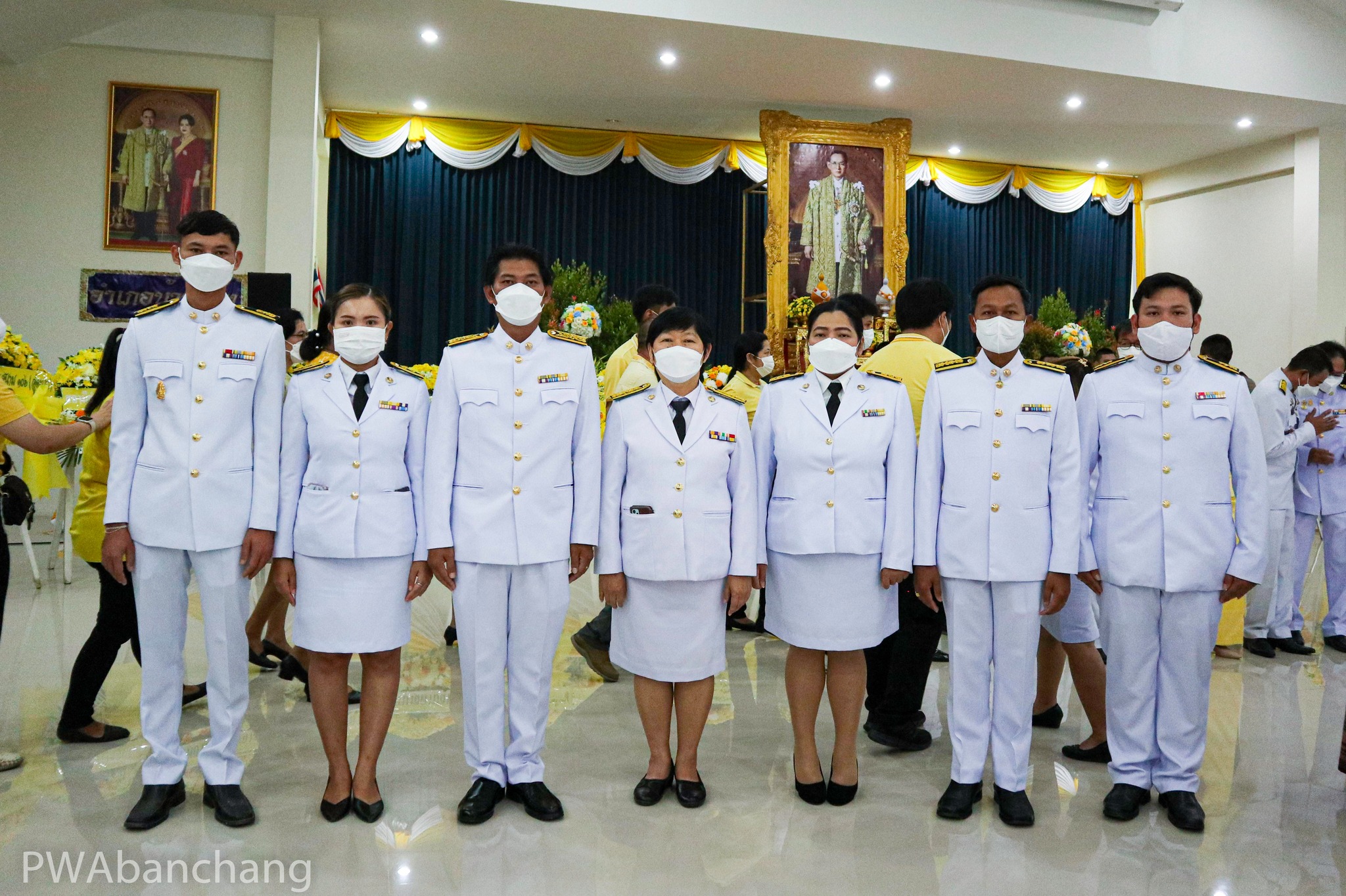 สาขาบ้านฉาง ร่วมพิธีวางพวงมาลา น้อมรำลึกในพระมหากรุณาธิคุณ ในหลวง ร.9