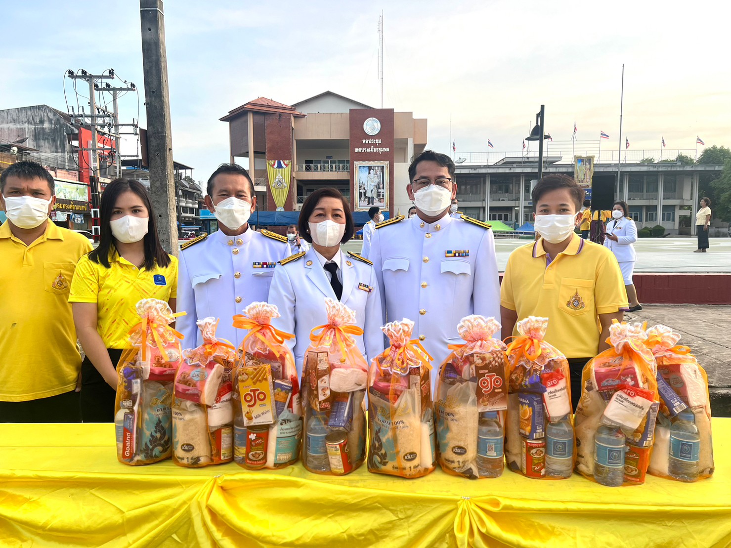 การประปาส่วนภูมิภาคสาขาชุมพรร่วมกิจกรรม ทำบุญตักบาตร เนื่องในวันคล้ายวันสวรรคตพระบาทสมเด็จพระบรมชนกาธิเบศร มหาภูมิพลอดุลยเดชมหาราช บรมนาถบพิตร ณ ลานเทศบาลเมืองชุมพร