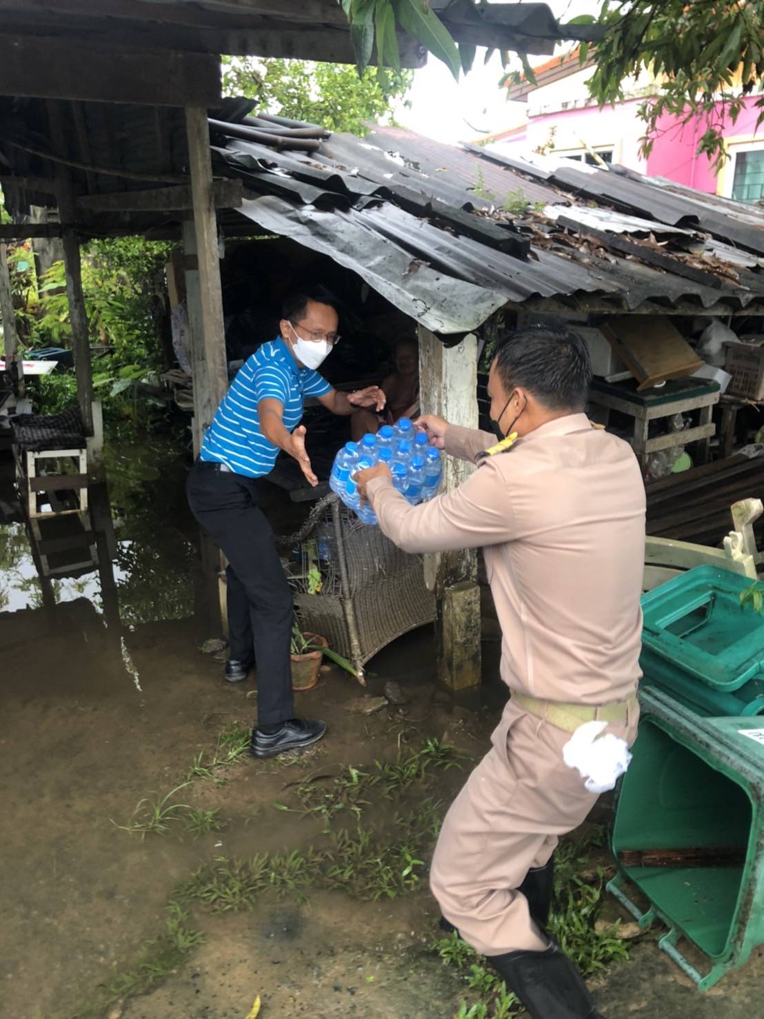 กปภ.สาขาภูเก็ต ลงพื้นที่แจกน้ำดื่มบรรจุขวดตราสัญลักษณ์ กปภ.บริการประชาชนในซอยศาลเจ้า
