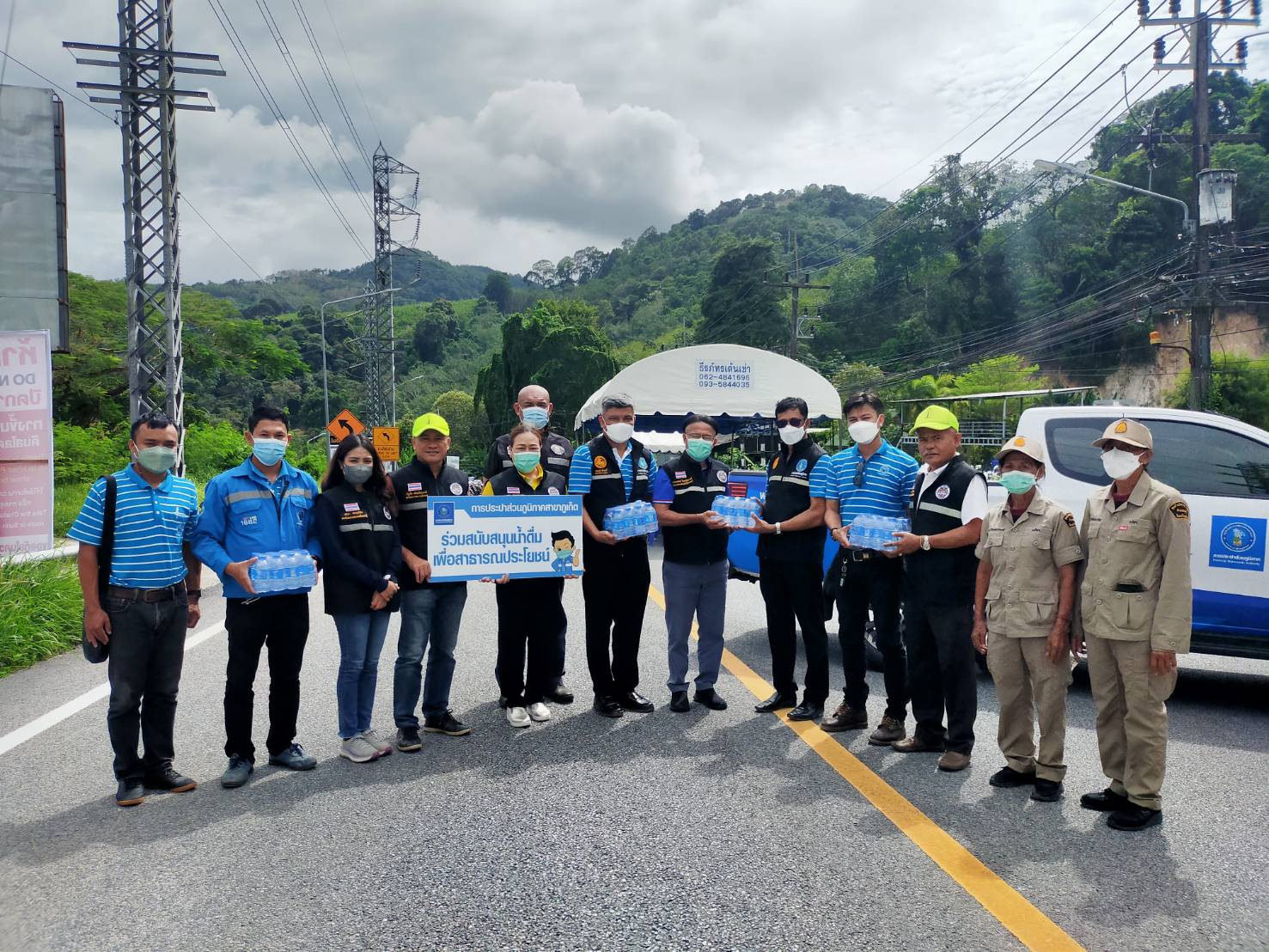 กปภ.สาขาภูเก็ต สนับสนุนน้ำดื่มบรรจุขวดตราสัญลักษณ์ กปภ. จำนวน 120 ขวด ให้กับเทศบาลเมืองกะทู้ เพื่อบริการประชาชนที่ใช้เส้นทางในการขึ้นลงเขาป่าตอง