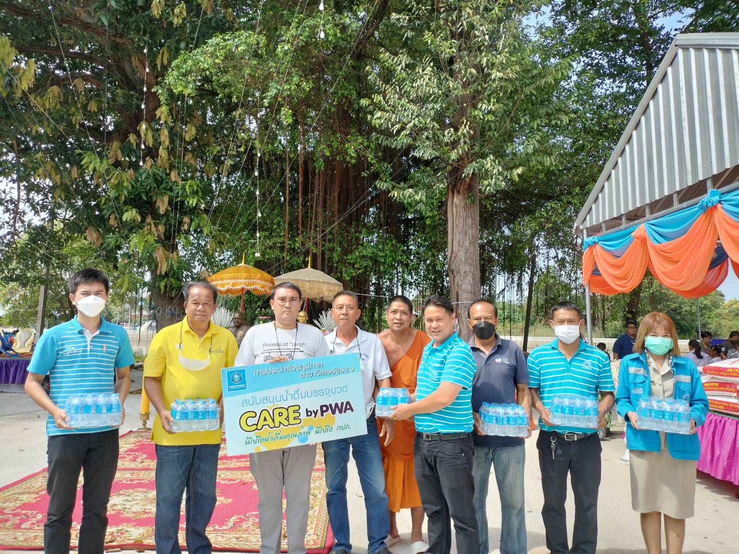 การประปาส่วนภูมิภาคสาขาวิเศษชัยชาญ มอบน้ำดื่มบรรจุขวดตราสัญลักษณ์ กปภ. เพื่อสนับสนุนให้บริการประชาชนและผู้มาร่วมงานเทศกาลวันลอยกระทง
