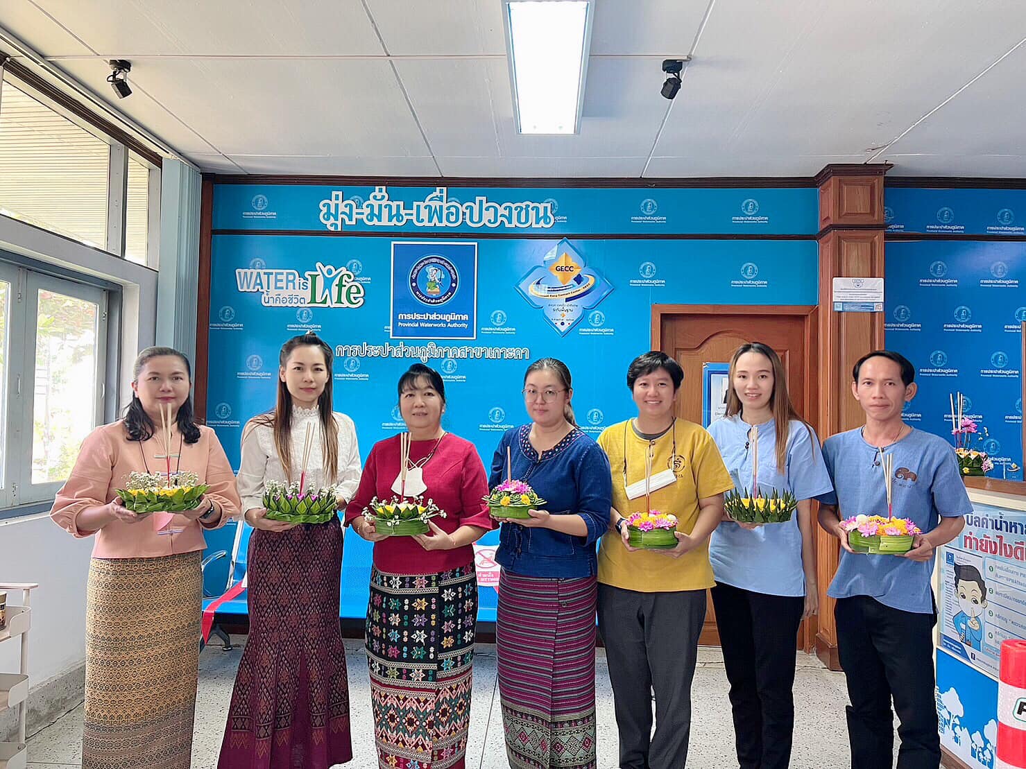 เมื่อวันที่ 8 พ.ย. 2565 กปภ.สาขาเกาะคา นำโดยนางอรวรรณ รัตนจักร์ ผู้จัดการการประปาส่วนภูมิภาคสาขาเกาะคา พร้อมด้วยพนักงานในสังกัด รณรงค์ลอยกระทงวิถีใหม่ สืบสานวัฒนธรรมไทย ประเพณีลอยกระทง โดยใช้วัสดุจากธรรมชาติในการทำกระทง เพื่อเป็นการอนุรักษ์สิ่งแวดล้อมพร้อมกับการแก้ปัญหาสิ่งแวดล้อมเป็นพิษ