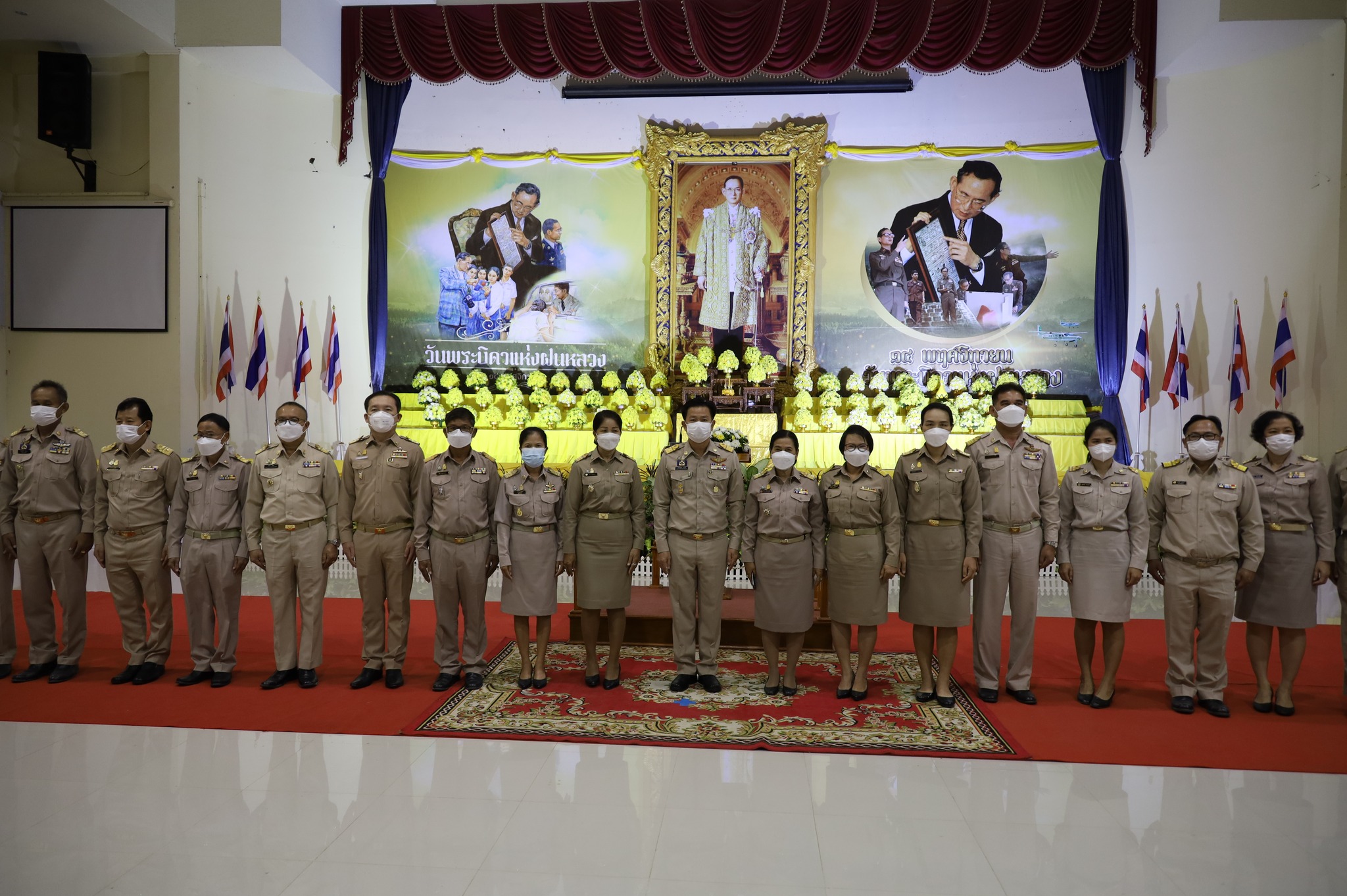 กปภ.สาขามหาสารคาม เข้าร่วมพิธีวางพานพุ่มดอกไม้สดถวายราชสักการะ พระบาทสมเด็จพระบรมชนกาธิเบศร มหาภูมิพลอดุลยเดชมหาราช บรมนาถบพิตร เนื่องใน "วันพระบิดาแห่งฝนหลวง" ประจำปี 2565