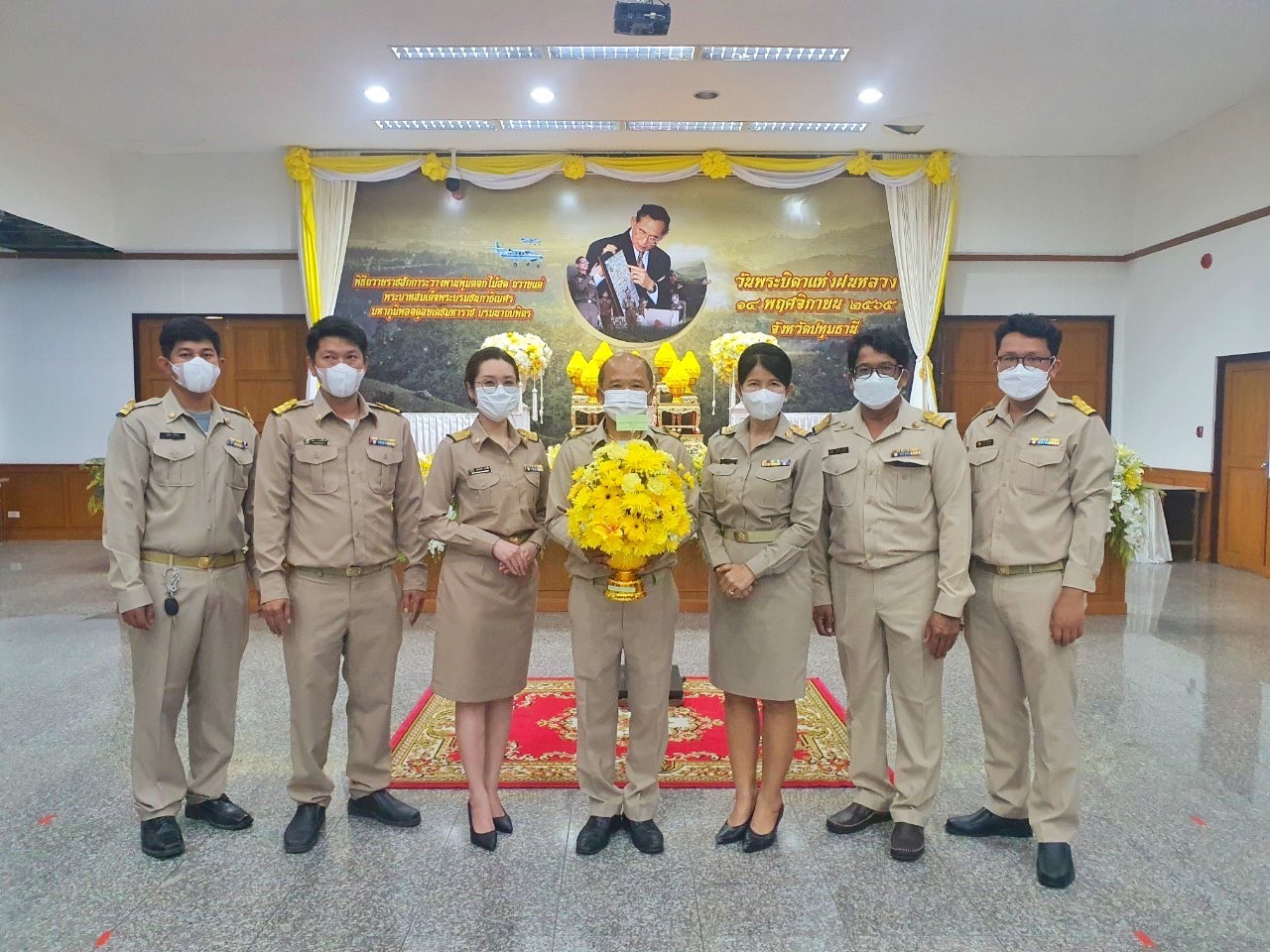 กปภ.สาขาปทุมธานี เข้าร่วมพิธีวางพานพุ่มดอกไม้สดถวายราชสักการะ เนื่องในวันพระบิดาแห่งฝนหลวง ประจำปี 2565