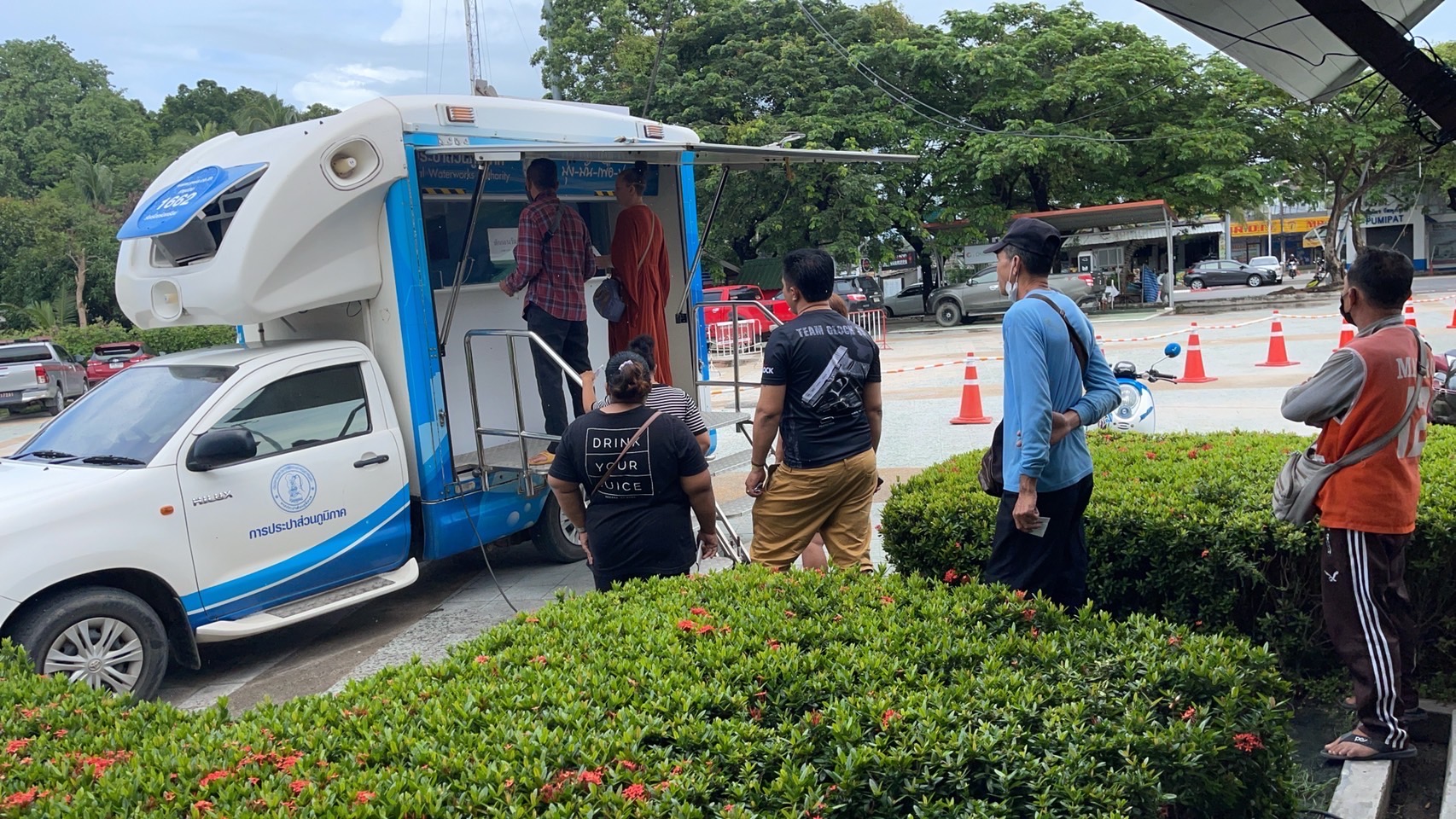 กปภ.สาขาเกาะสมุย ออกรับค่าน้ำประปานอกสถานที่ และประชาสัมพันธ์ข่าวสารของกปภ.