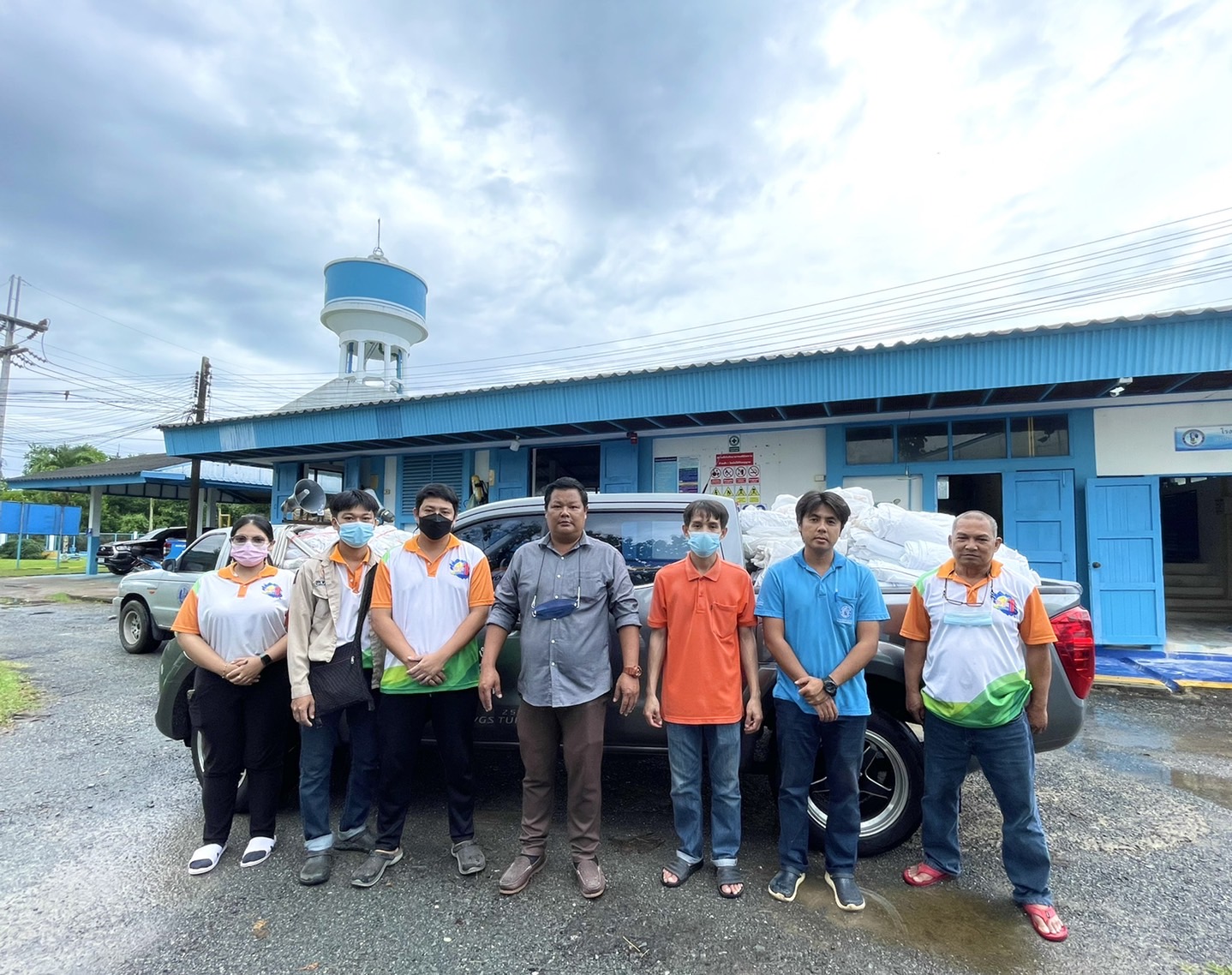 กปภ.สาขาขลุง มอบกระสอบปูนขาว และกระสอบสารส้มให้กับ อบต.ตรอกนอง เพื่อใช้ในการสร้างฝายชะลอน้ำ