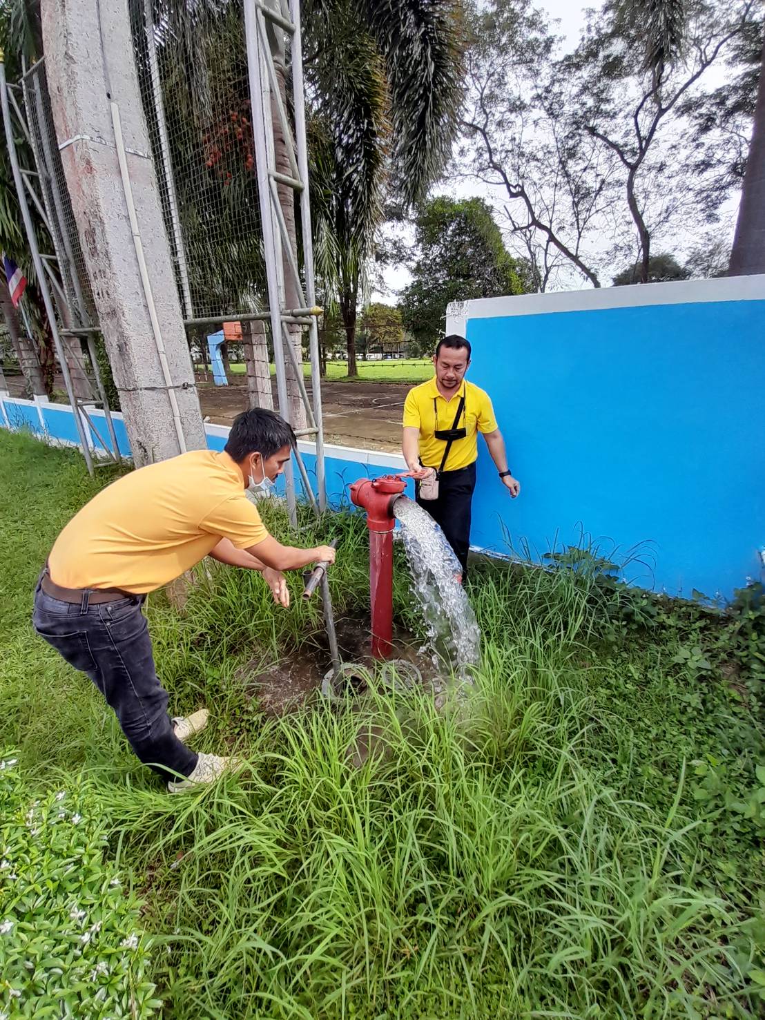 การประปาส่วนภูมิภาค สาขากาญจนดิษฐ์ ลงพื้นที่ ทำความสะอาด ระบายตะกอนในเส้นท่อจ่ายน้ำ ผ่านหัวดับเพลิงและท่อหน้ามาตรประจำเดือน พฤศจิกายน 2565