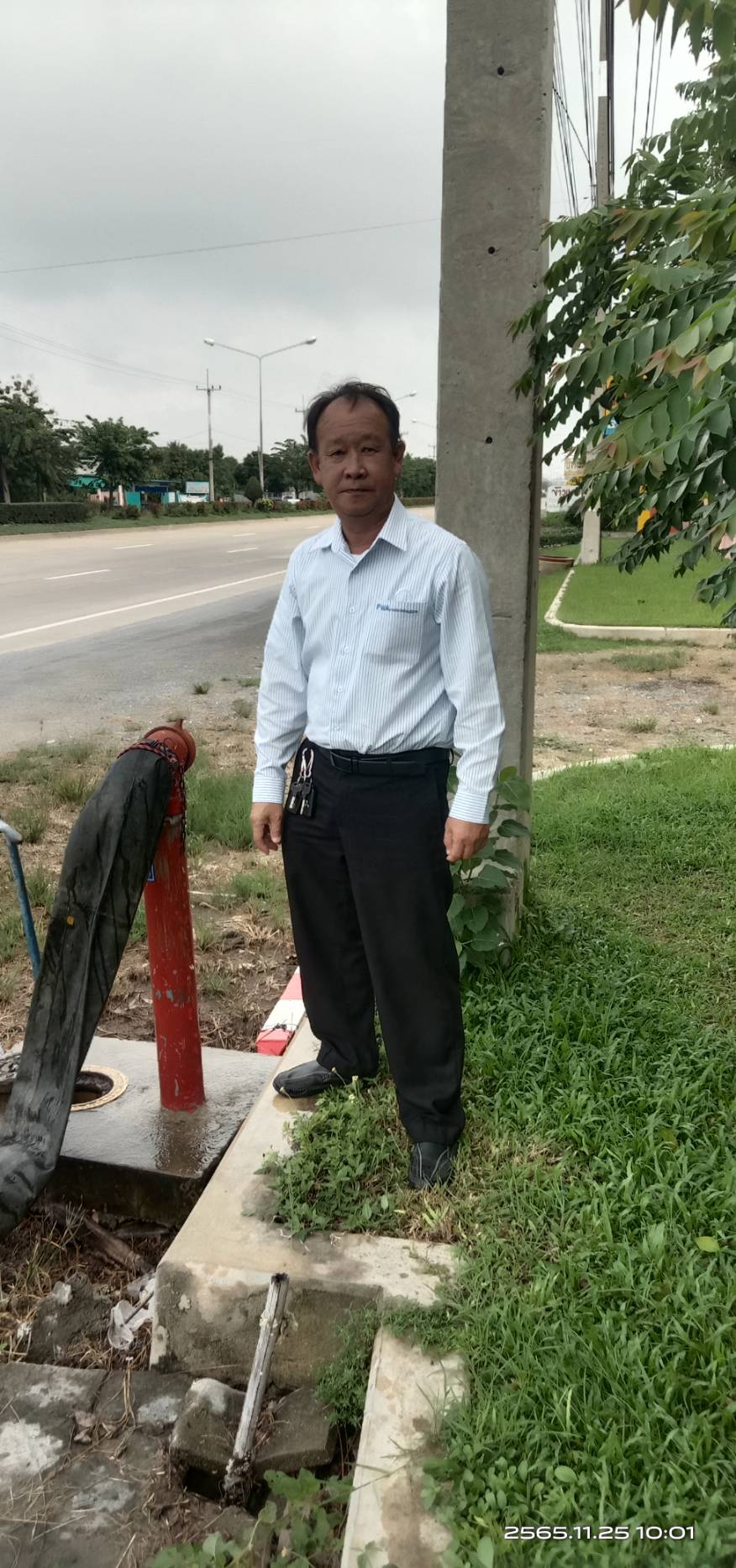 กปภ.สาขาสุพรรณบุรี ดำเนินการเปิดล้างตะกอนระบายในเส้นท่อจ่ายน้ำ (Blow off) ผ่านหัวดับเพลิง