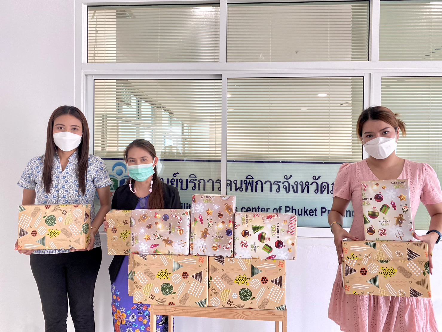 กปภ.สาขาภูเก็ต นำของขวัญมอบให้สำนักงานพัฒนาสังคมและความมั่นคงของมนุษย์จังหวัด เพื่อใช้ในการจัดงานวันคนพิการจังหวัดภูเก็ต ประจำปี 2565