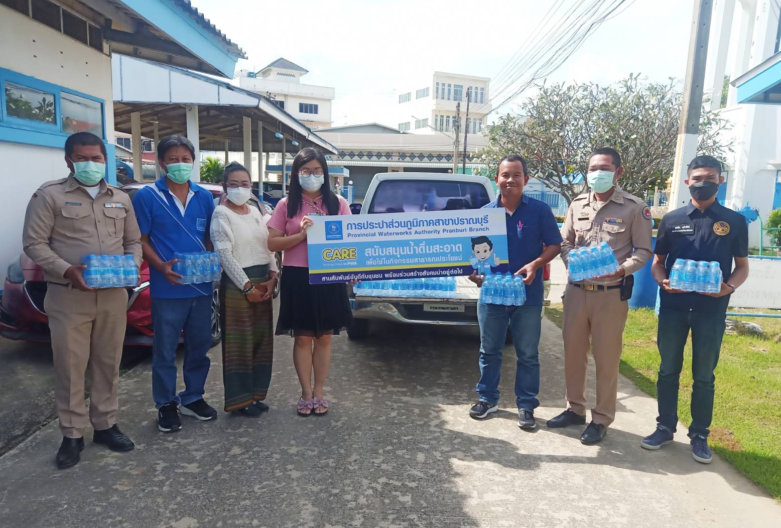 กปภ.สาขาปราณบุรี มอบน้ำดื่มตราสัญลักษณ์ ตามโครงการ CSR ให้กับอำเภอหัวหิน ใช้ในกิจกรรมจิตอาสารอบเขตพระราชฐานเนื่องในโอกาส วันพ่อแห่งชาติ