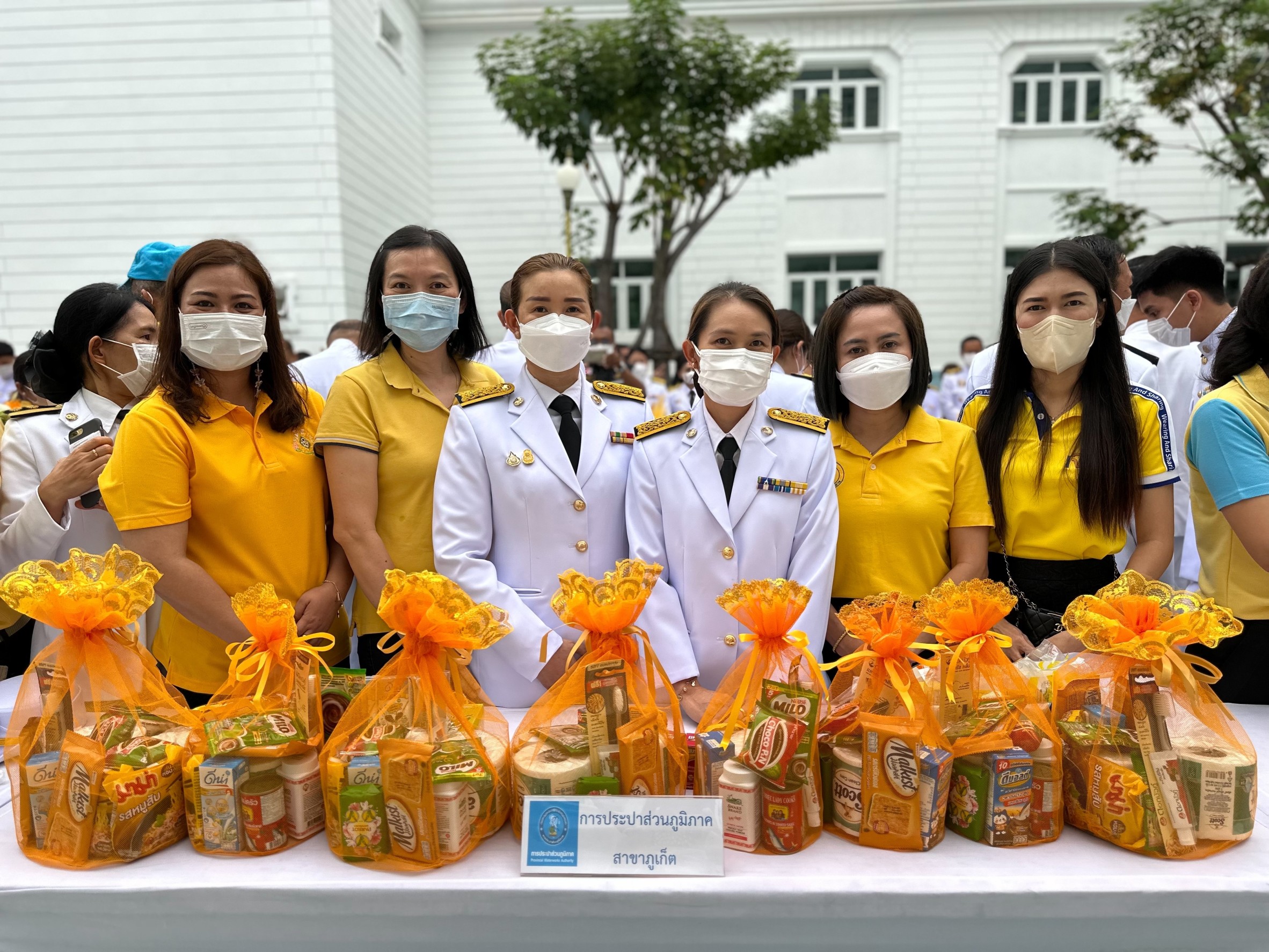 กปภ.สาขาภูเก็ต เข้าร่วมพิธีทำบุญตักบาตรพระสงฆ์และสามเณร จำนวน 89 รูป ถวายเป็นพระราชกุศล เนื่องในวันคล้ายวันพระบรมราชสมภพ พระบาทสมเด็จพระบรมชนกาธิเบศร มหาภูมิพลอดุลยเดชมหาราช บรมนาถบพิตร
