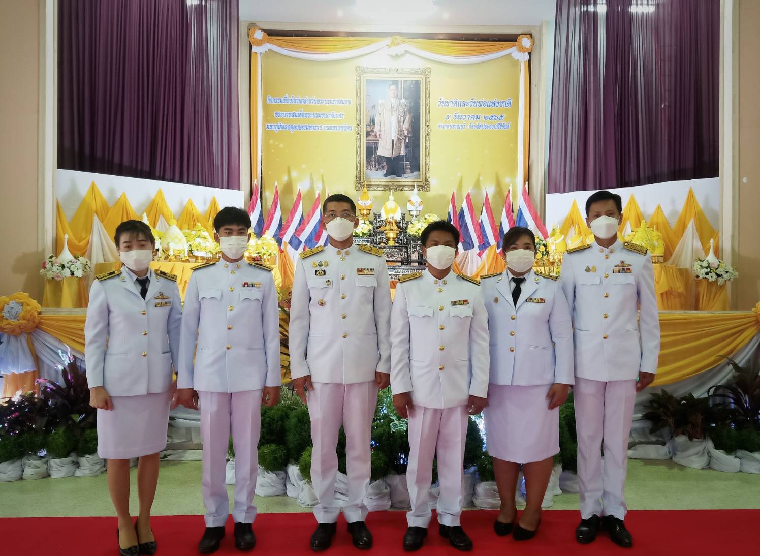 กปภ.สาขาปราณบุรี เข้าร่วมพิธีวางพานพุ่มดอกไม้และพิธีถวายบังคมหน้าพระบรมฉายาลักษณ์ พระบาทสมเด็จพระบรมชนกาธิเบศร มหาภูมิพลอดุลยเดชมหาราช บรมนาถบพิตร เพื่อน้อมรำลึกในพระหมากรุณาธิคุณ เนื่องในวันคล้ายวันพระบรมราชสมภพ วันชาติ และวันพ่อแห่งชาติ ประจำปี 2565