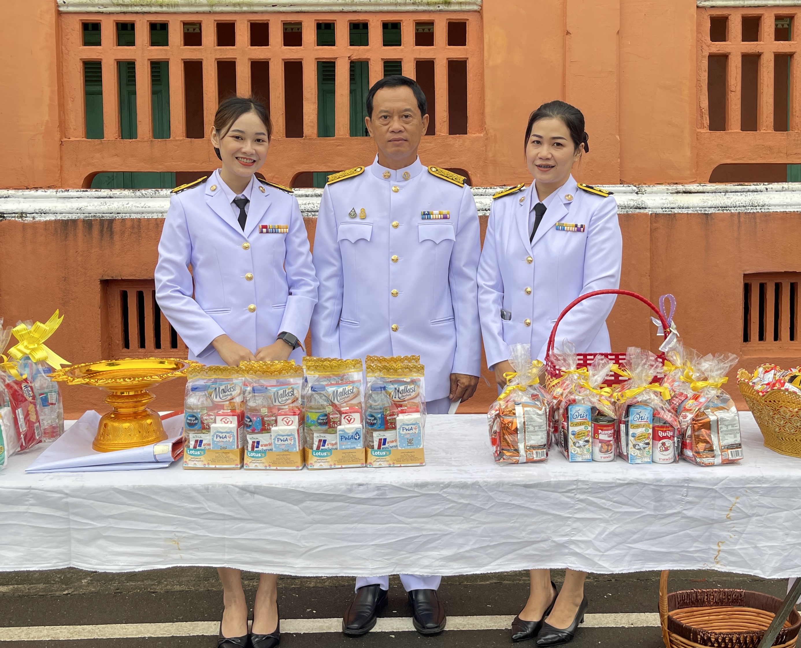 กปภ.สาขาตะกั่วป่า เข้าร่วมพิธีทำบุญตักบาตรพระสงฆ์และสามเณร จำนวน 29 รูป ถวายเป็นพระราชกุศล เนื่องในวันคล้ายวันพระบรมราชสมภพ พระบาทสมเด็จพระบรมชนกาธิเบศร มหาภูมิพลอดุลยเดชมหาราช บรมนาถบพิตร