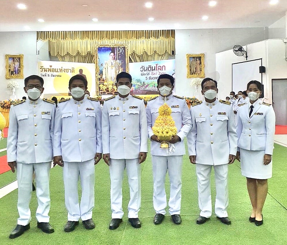 กปภ.สาขาพนมทวน ร่วมพิธีทำบุญตักบาตรเพื่อถวายเป็นพระราชกุศล, พิธีวางพานพุ่มและพิธีถวายบังคม เพื่อถวายราชสดุดี เนื่องในวันคล้ายวันพระบรมราชสมภพ พระบาทสมเด็จพระบรมชนกาธิเบศร มหาภูมิพลอดุลยเดชมหาราช บรมนาถบพิตร วันดินโลก วันชาติ และวันพ่อแห่งชาติ วันที่ 5 ธันวาคม 2565