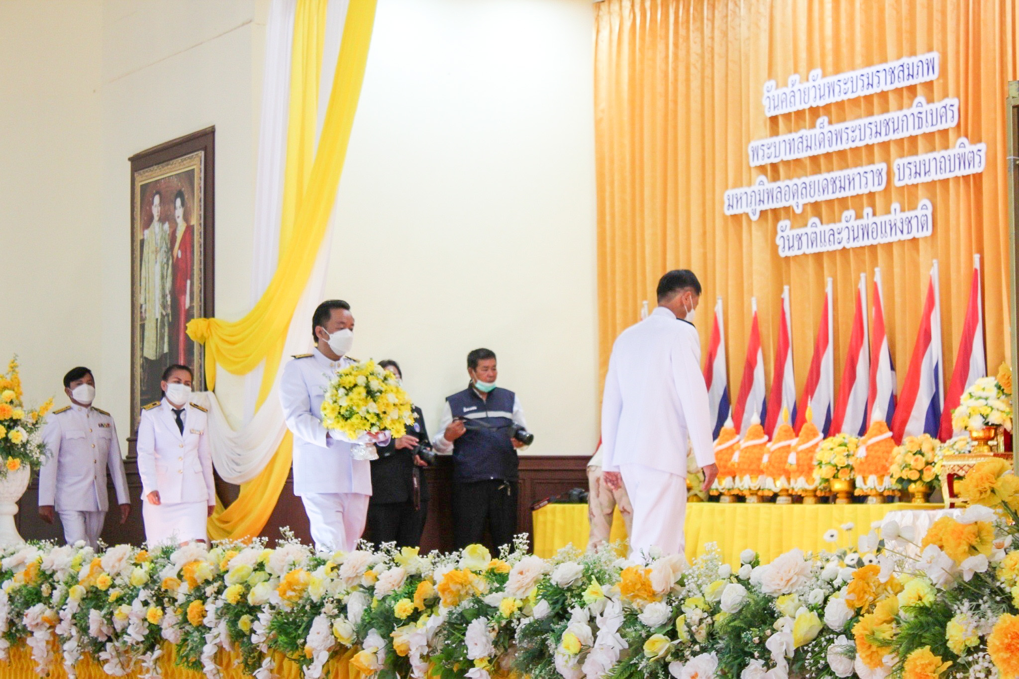 การประปาส่วนภูมิภาคสาขากระนวน ร่วมทำบุญตักบาตรถวายพระราชกุศลและวางพานพุ่ม 5 ธันวาคม 2565