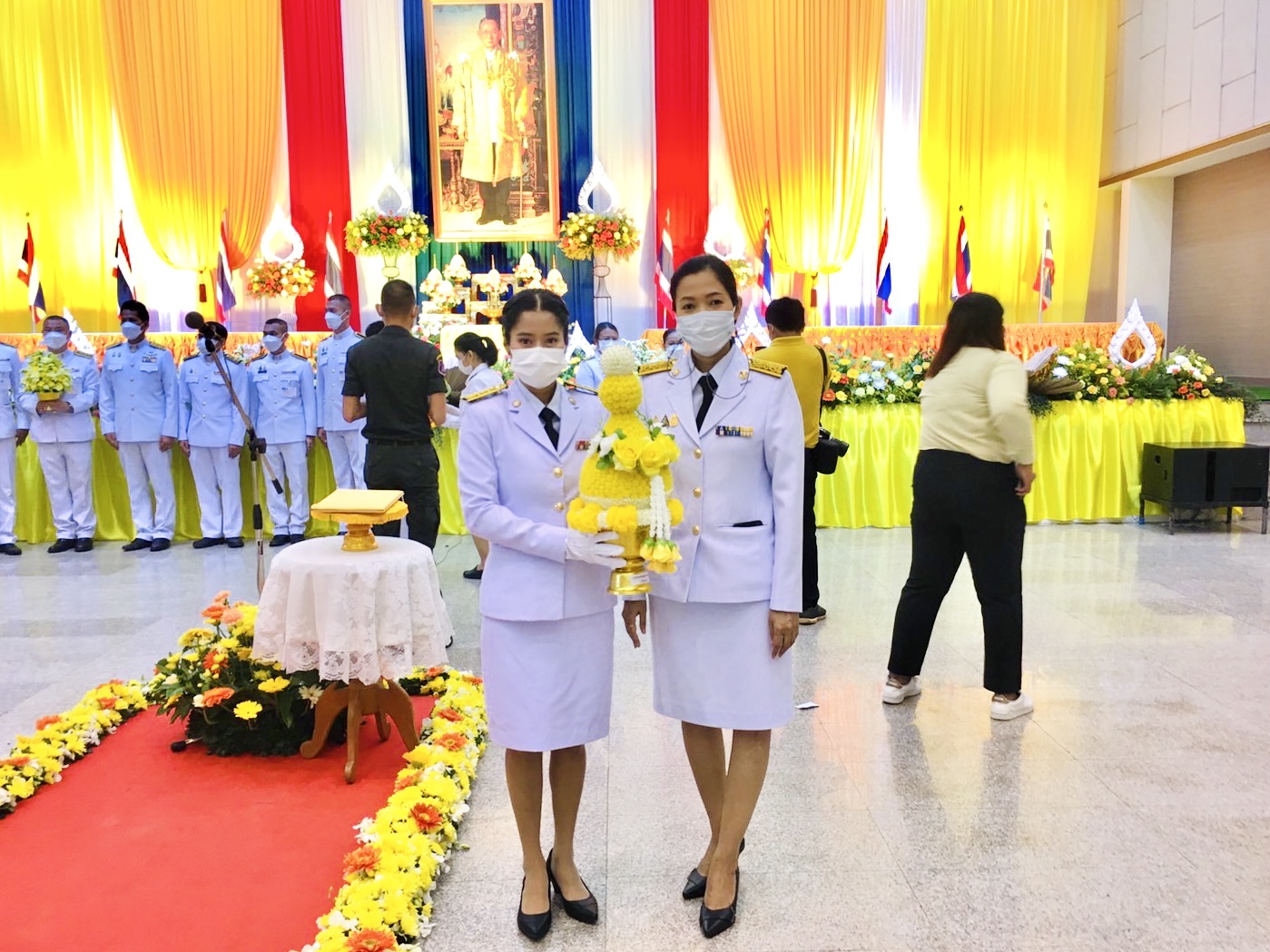 การประปาส่วนภูมิภาคสาขากระบี่ ร่วมพิธีถวายพานพุ่มดอกไม้และถวายบังคม เนื่องในวันคล้ายวันพระบรมราชสมภพของ พระบาทสมเด็จพระบรมชนกาธิเบศร มหาภูมิพลอดุลยเดชมหาราช บรมนาถบพิตร และวันพ่อแห่งชาติ
