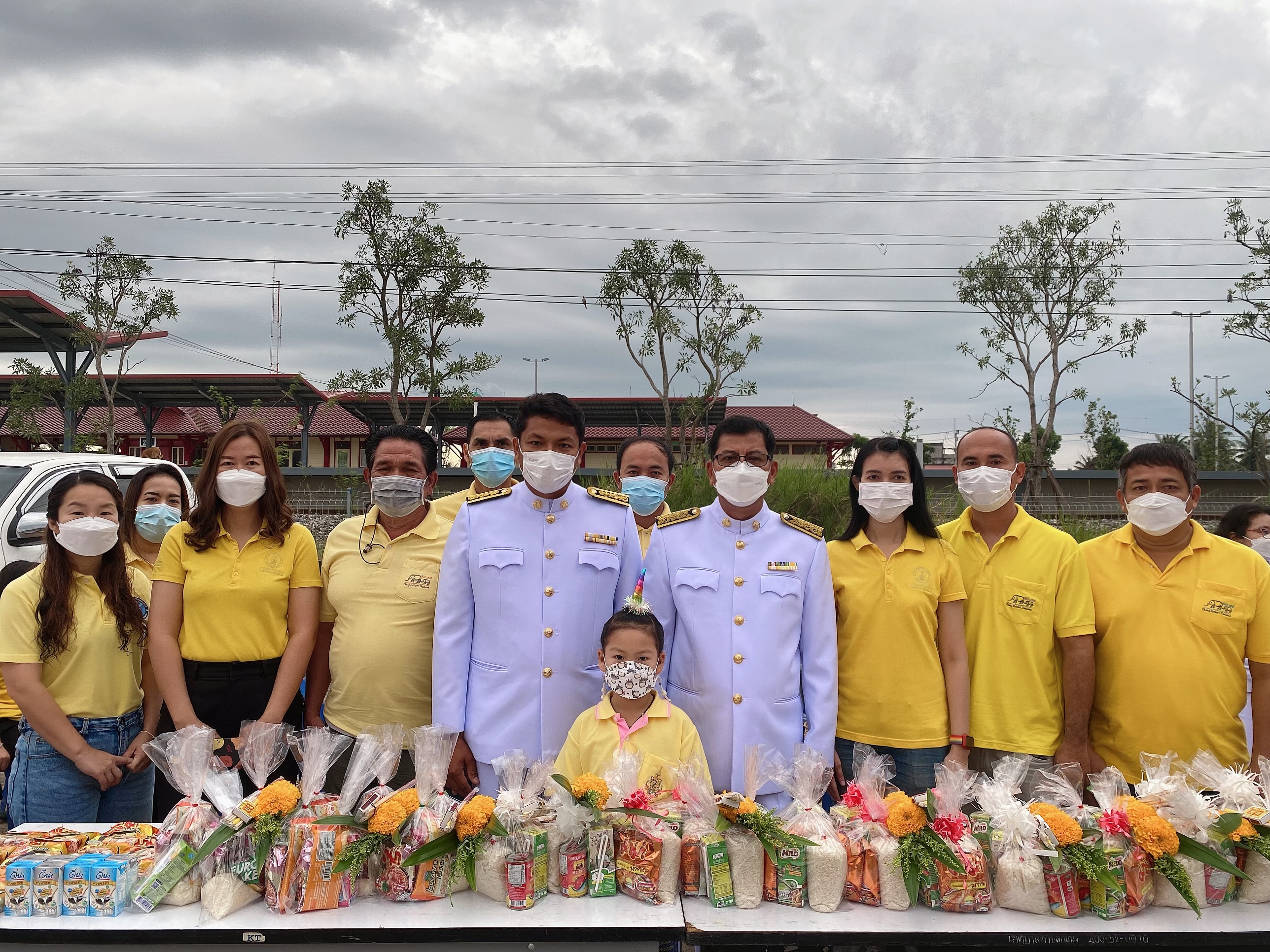 กปภ.สาขากุยบุรี ร่วมพิธีทำบุญตักบาตรถวายเป็นเป็นพระราชกุศลเนื่องในวันคล้ายวันพระบรมราชสมภพ พระบาทสมเด็จพระบรมชนกาธิเบศร มหาภูมิพลอดุลยเดชมหาราช บรมนาถบพิตร วันชาติ และวันพ่อแห่งชาติ ประจำปี 2565