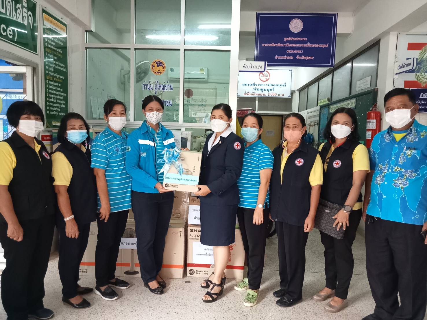 การประปาส่วนภูมิภาคสาขาท่าแซะ ร่วมสนับสนุน หม้อหุ้งข้าว เพื่อใช้เป็นของรางวัลในการจัดกิจกรรม การออกร้านกาชาดจังหวัดชุมพร ในงาน "เทิดพระเกียรติพลเรือเอก พระเจ้าบรมวงศ์เธอพระองค์เจ้าอาภากรเกียรติวงศ์ กรมหลวงชุมพรเขตรอุดมศักดิ์ และงานกาชาดจังหวัดชุมพร ประจำปี ๒๕๖๕