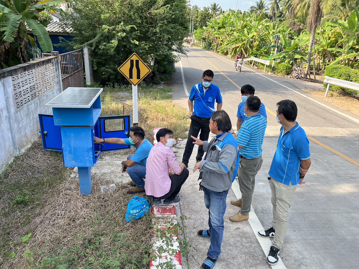 กปภ.สาขาสมุทรสงคราม ร่วมกับ กองระบบจำหน่าย กปภ.ข.3 ตรวจสอบประสิทธิภาพของมิเตอร์จุดรับน้ำจาก กปภ.สาขาราชบุรี บริเวณบ้านปราโมทย์