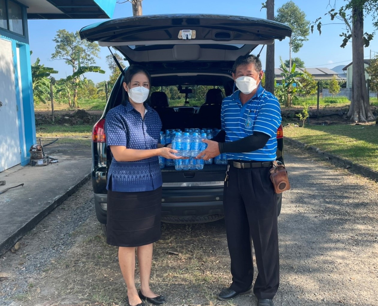 กปภ.สาขาขลุง มอบน้ำดื่มบรรจุขวดตราสัญลักษณ์ กปภ. ให้แก่โรงเรียนวัดซึ้งบนฯ