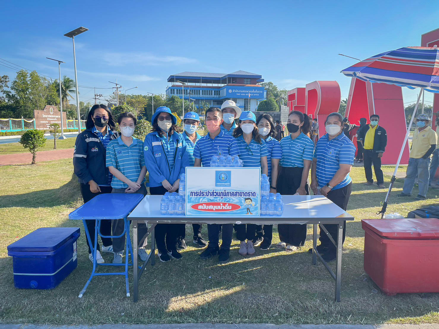 กปภ.สาขาตราดร่วมสนับสนุนน้ำดื่มบรรจุขวดตราสัญลักษณ์กปภ.และเข้าร่วมกิจกรรมปั่นไปตรวจรอบสระสีเสียด ภายใต้โครงการ บ้านสะอาด เมืองตราดสวยสะหงาด
