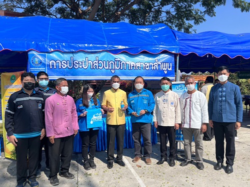 การประปาส่วนภูมิภาคสาขาลำพูน โดยนายพรพจน์ ฑีฆายุ ผู้จัดการ กปภ.สาขาลำพูน มอบหมายให้นายพุฒิพงษ์ ทองอินทร์ หัวหน้างานบริการฯ พร้อมด้วยหัวหน้างาน อำนวยการ และพนักงาน เข้าร่วมกิจกรรม "โครงการบำบัดทุกข์ บำรุงสุข จังหวัดลำพูนเคลื่อนที่" ณ บ้านหนองยวง อ.เวียงหนองล่อง โดยนำน้ำดื่มบรรจุขวดตราสัญลักษณ์, ถุงผ้าลดโลกร้อน เอกสารประชาสัมพันธ์ เกี่ยวกับ น้ำประปา เข้าร่วมกิจกรรมในครั้งนี้