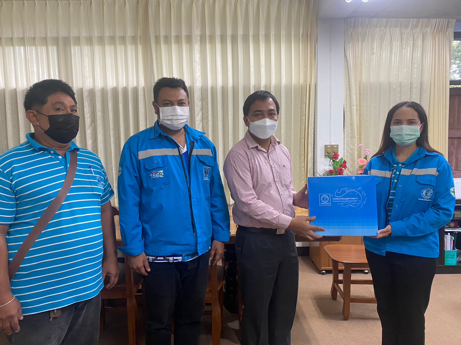 การประปาส่วนภูมิภาคสาขาไชยา ลงพื้นที่ พบปะพูดคุยกับผู้ใช้น้ำรายใหญ่ ภายใต้กิจกรรมมุ่งมั่นเพื่อปวงชน เติมใจให้กัน ในพื้นที่ อำเภอ ท่าชนะ จำนวน 4 ราย พร้อมมอบของที่ระลึกสวัสดีปีใหม่