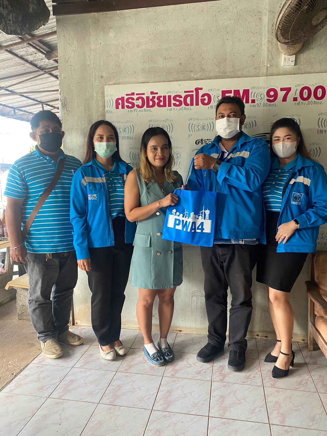 การประปาส่วนภูมิภาค สาขาไชยา ลงพื้นที่พบปะสื่อมวลชน พร้อมประชาสัมพันธ์ชี้แจงข่าวสาร กปภ. และมอบของที่ระลึก แก่ สถานีวิทยุ ศรีวิชัยเรดิโอ FM. 97.00 Mhz.