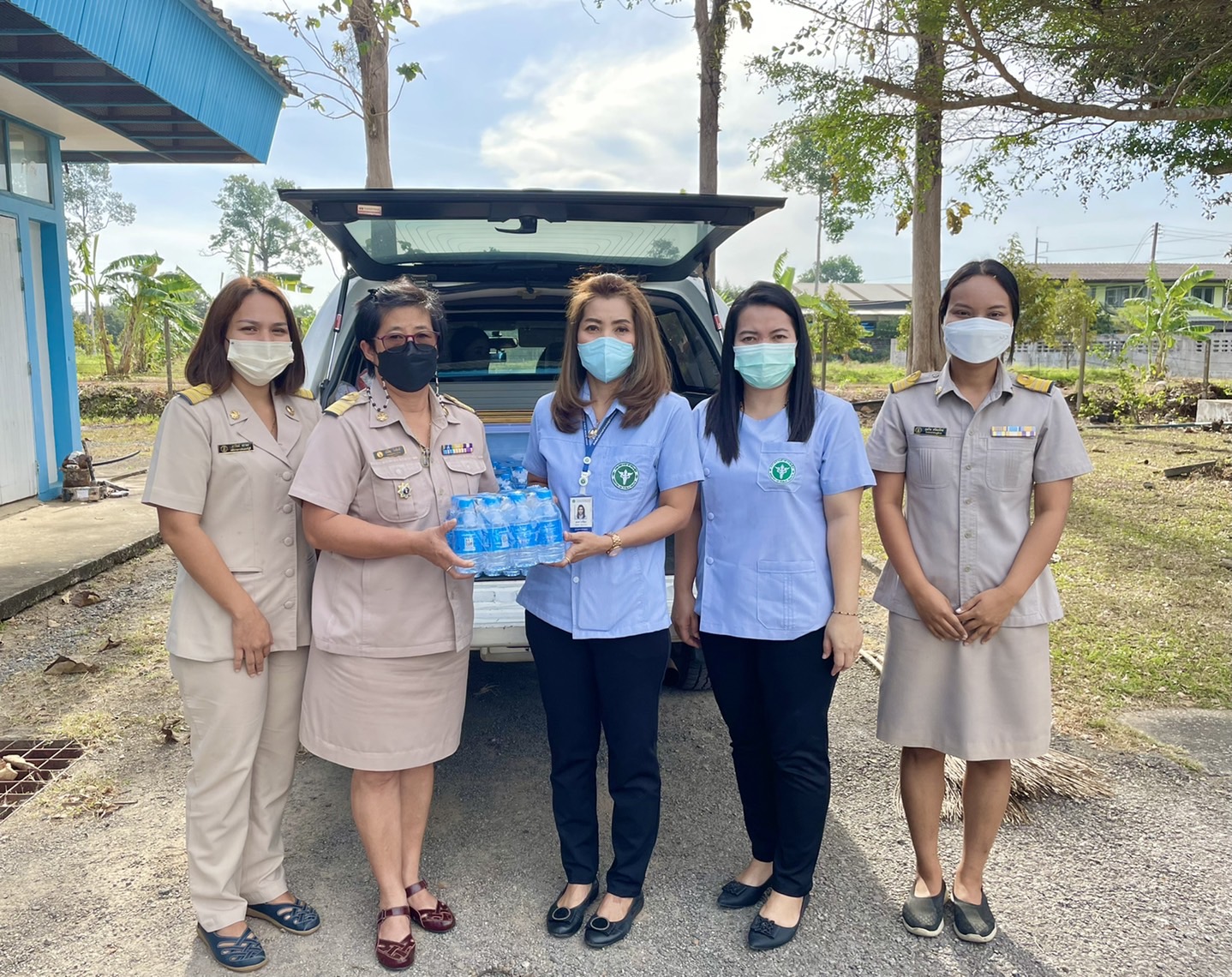กปภ.สาขาขลุง มอบน้ำดื่มบรรจุขวดตราสัญลักษณ์ กปภ. ให้แก่ สนง.สาธารณสุขอำเภอขลุง