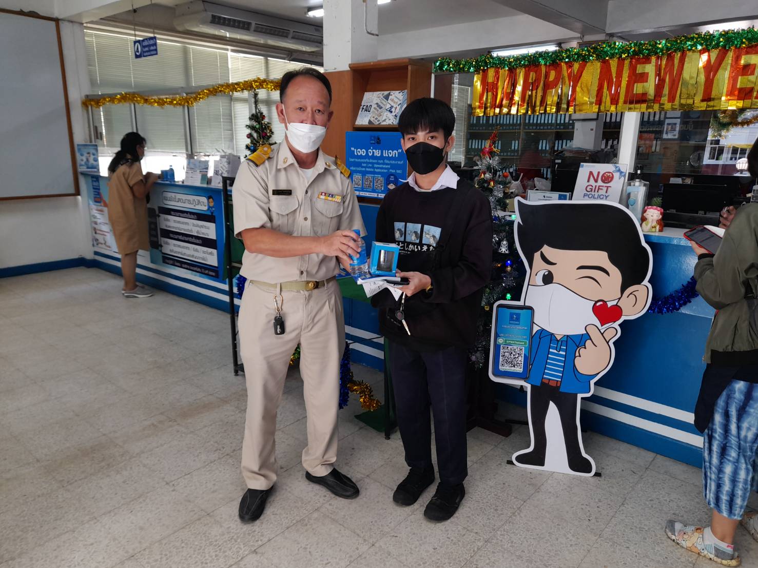 การประปาส่วนภูมิภาคสาขาสุพรรณบุรีจัดกิจกรรม ส่งสุขต้อนรับปีใหม่ 2566 โดยเชิญชวนลูกค้าลงทะเบียน Line ID @pwathailand ชำระค่าน้ำประปาออนไลน์ และขอติดตั้งมาตรวัดน้ำใหม่