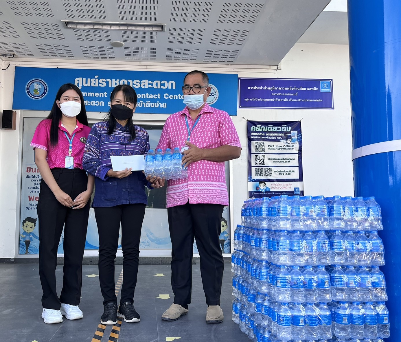 กปภ. สาขาหนองแค สนับสนุนทุนการศึกษา และน้ำดื่มบรรจุขวดตราสัญลักษณ์ กปภ. ให้กับเทศบาลตำบลหินกอง เพื่อใช้ในกิจกรรมวันเด็กแห่งชาติ ประจำปี 2566