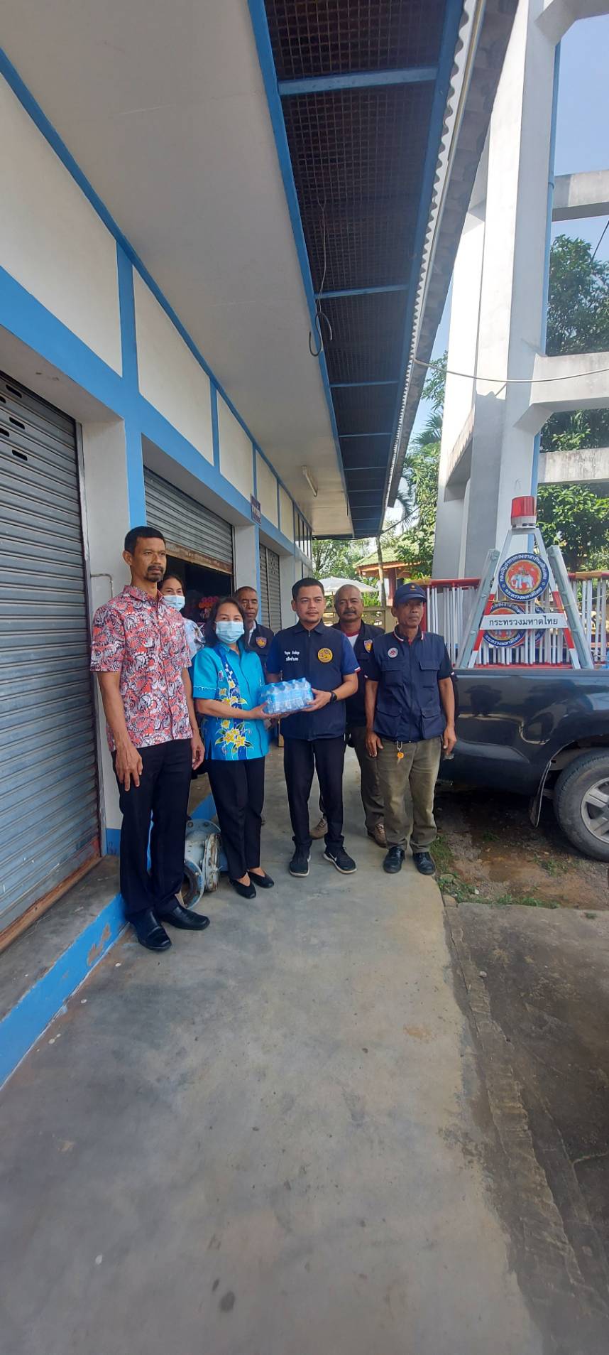 การประปาส่วนภูมิภาคสาขากาญจนดิษฐ์ มอบน้ำดื่มตราสัญญลักษณ์ กปภ.ให้กับศูนย์ปฏิบัติการร่วมป้องกันและลดอุบัติเหตุทางถนน ทางน้ำและทางอากาศช่วงเทศกาลปีใหม่ พ.ศ.2566 ณ ที่ว่าการอำเภอดอนสัก