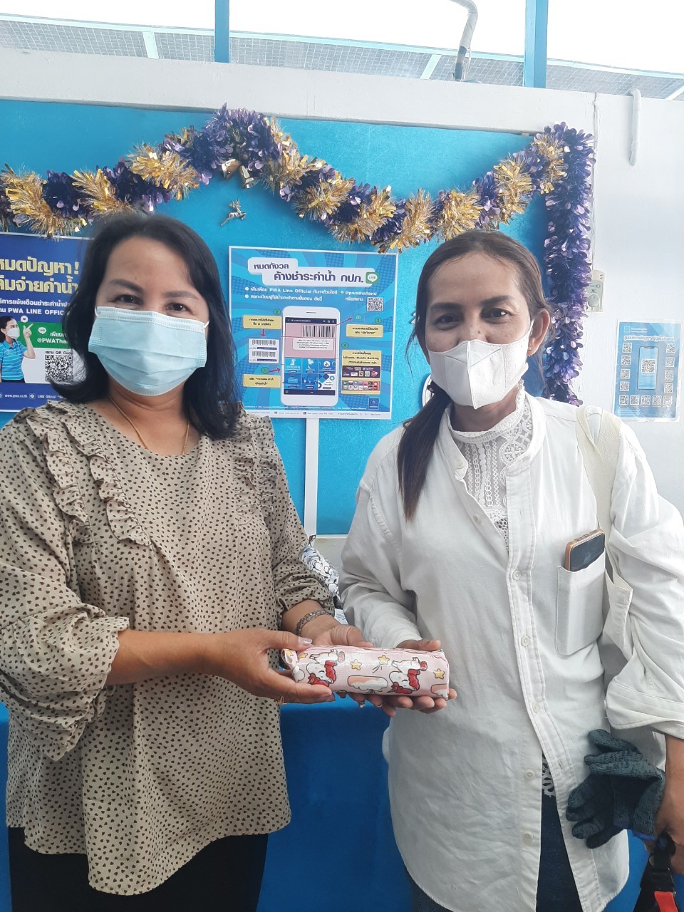 กปภ.สาขากาญจนดิษฐ์ จัดกิจกรรม "Double Surprise" เชิญชวนลูกค้าลงทะเบียน Line@pwathailand พร้อมรับของที่ระลึกจาก กปภ. วันพุธ ที่ 28 ธันวาคม 2565 การประปาส่วนภูมิภาคสาขากาญจนดิษฐ์ จัดกิจกรรม "Double Surprise" เชิญชวนลูกค้าลงทะเบียน Line@pwathailand พร้อมรับของที่ระลึกจาก กปภ.