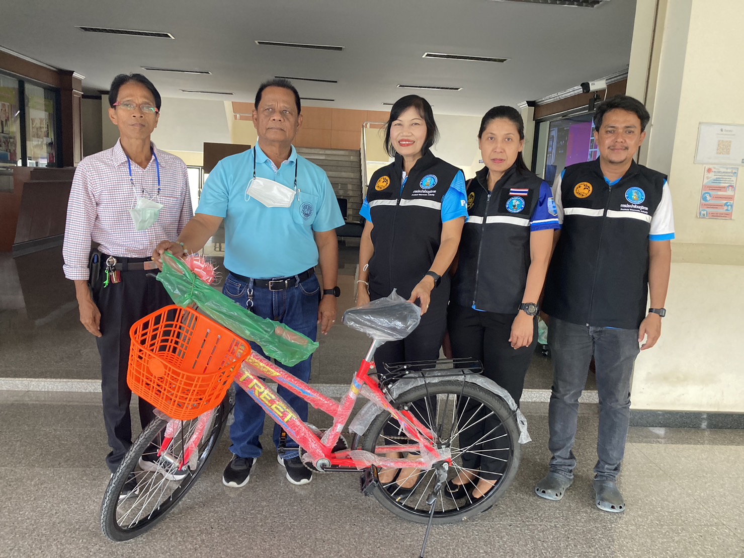 การประปาส่วนภูมิภาคสาขาคลองท่อมมอบรถจักรยานเพื่อสนับสนุนของขวัญวันเด็ก