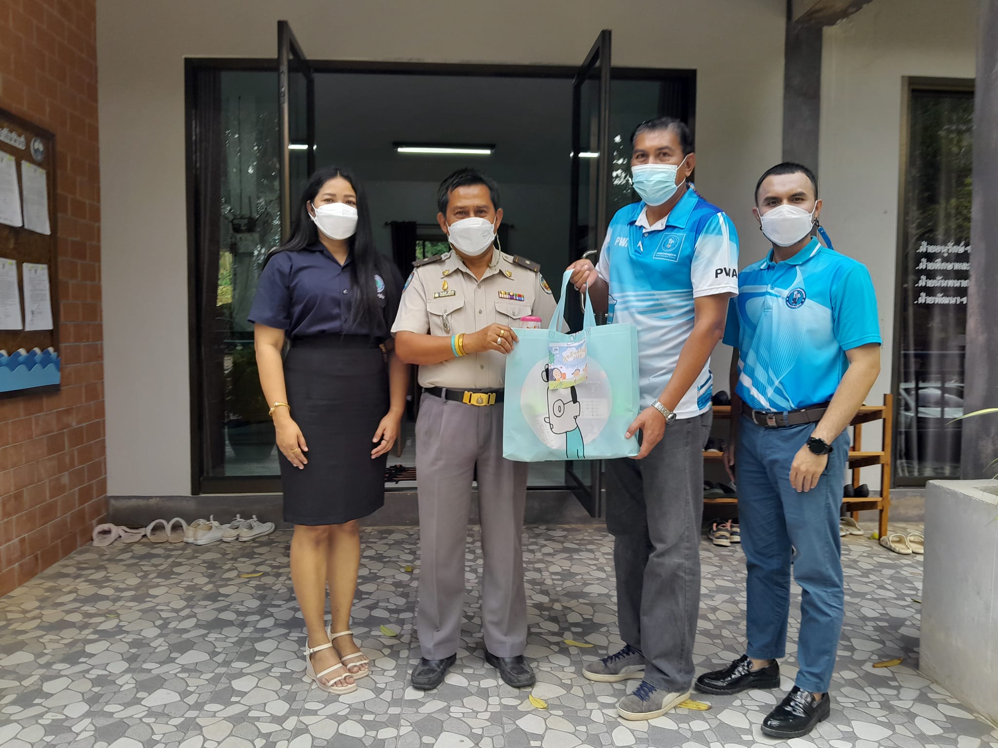 การประปาส่วนภูมิภาคสาขาอ่าวลึก มอบของขวัญเพื่อสนับสนุนในกิจกรรม "วันเด็ก" ประจำปี 2566 ให้แก่อุทยานแห่งชาติธารโบกขรณี