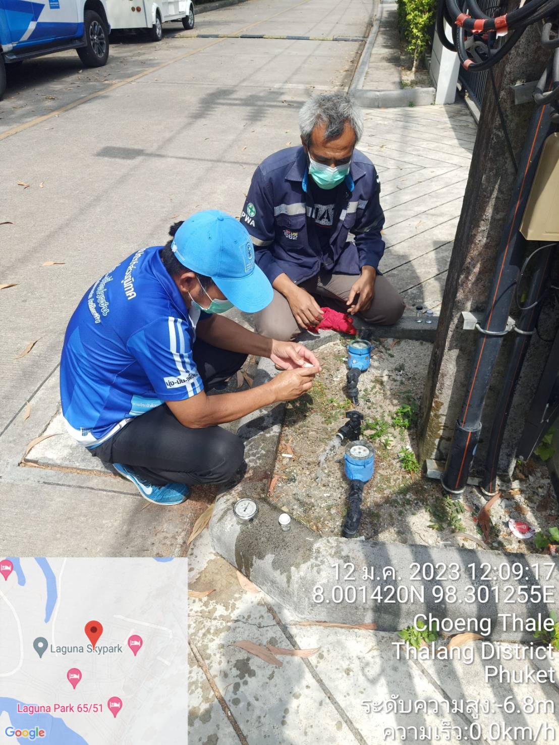 กปภ.สาขาภูเก็ต ดำเนินการตรวจสอบคุณภาพน้ำประปาบริเวณหมู่บ้านลากูน่า พาร์ค ต.เชิงทะเล อ.ถลาง