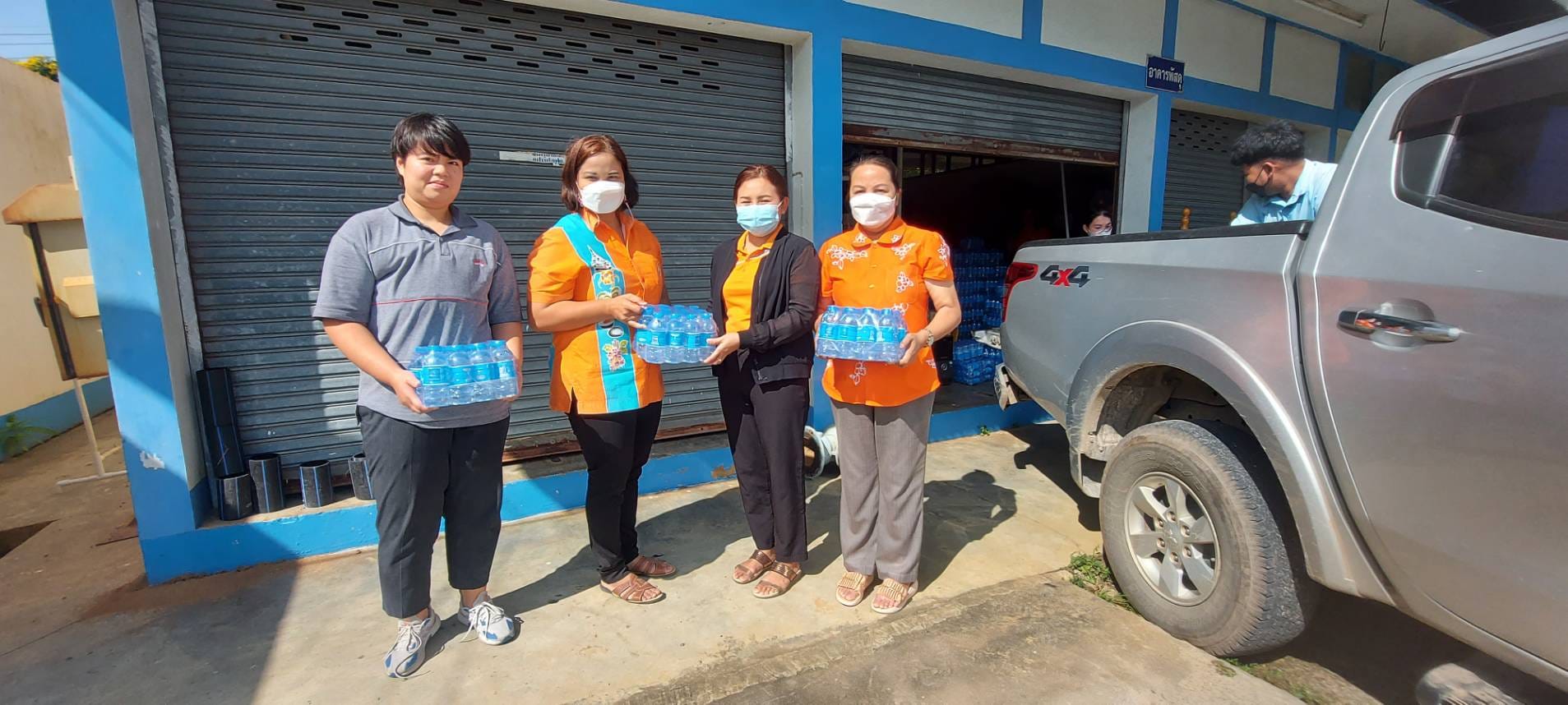 การประปาส่วนภูมิภาคสาขากาญจนดิษฐ์ สนับสนุนน้ำดื่มบรรจุขวดตราสัญลักษณ์ กปภ.ให้กับองค์การบริหารส่วนตำบลท่าอุแท อำเภอ กาญจนดิษฐ์จังหวัดสุราษฎร์ธานี