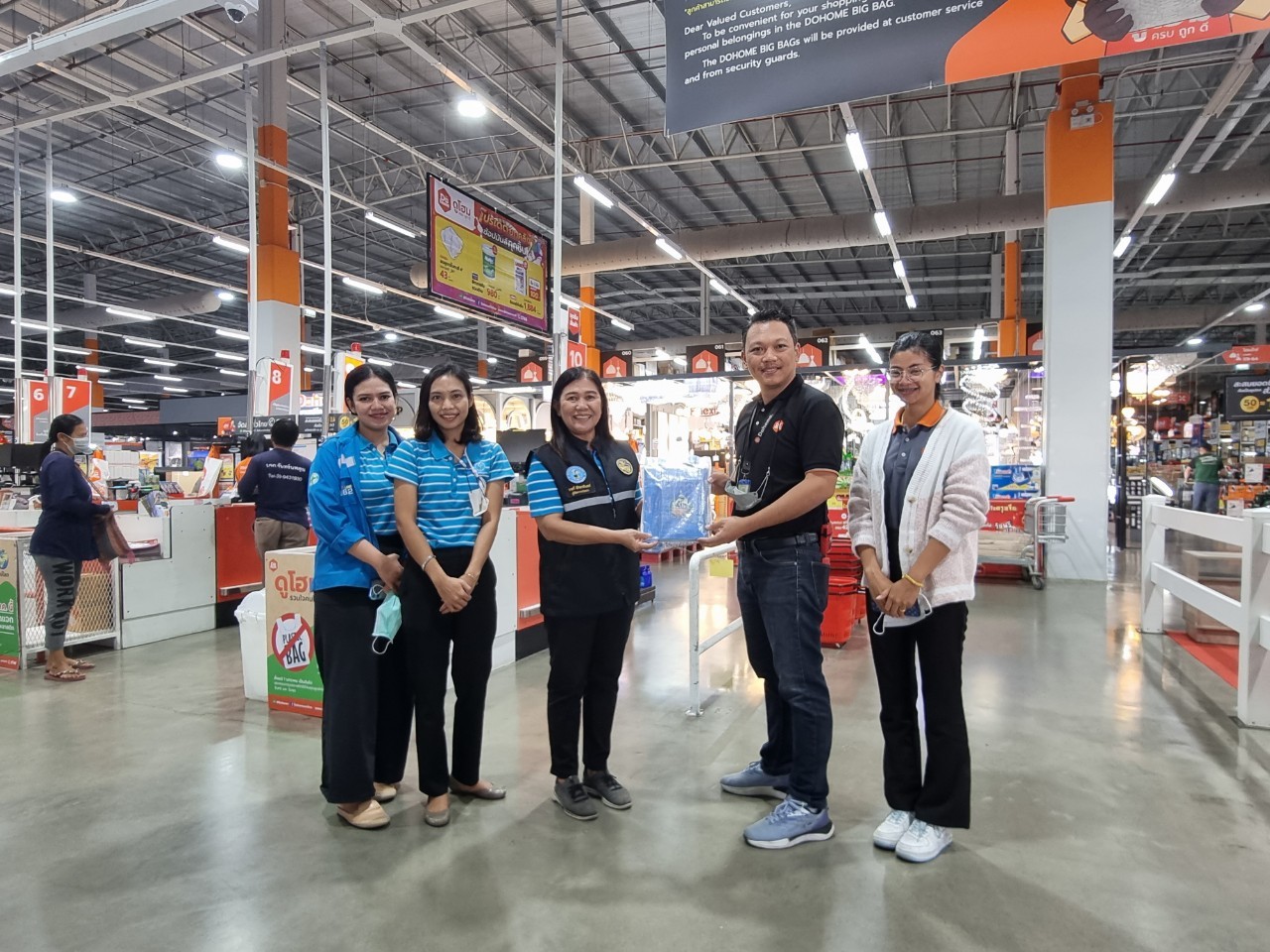 กปภ.สาขาอ้อมน้อย มอบของที่ระลึกลูกค้ารายใหญ่ เนื่องในโอกาสวันขึ้นปีใหม่ 2566