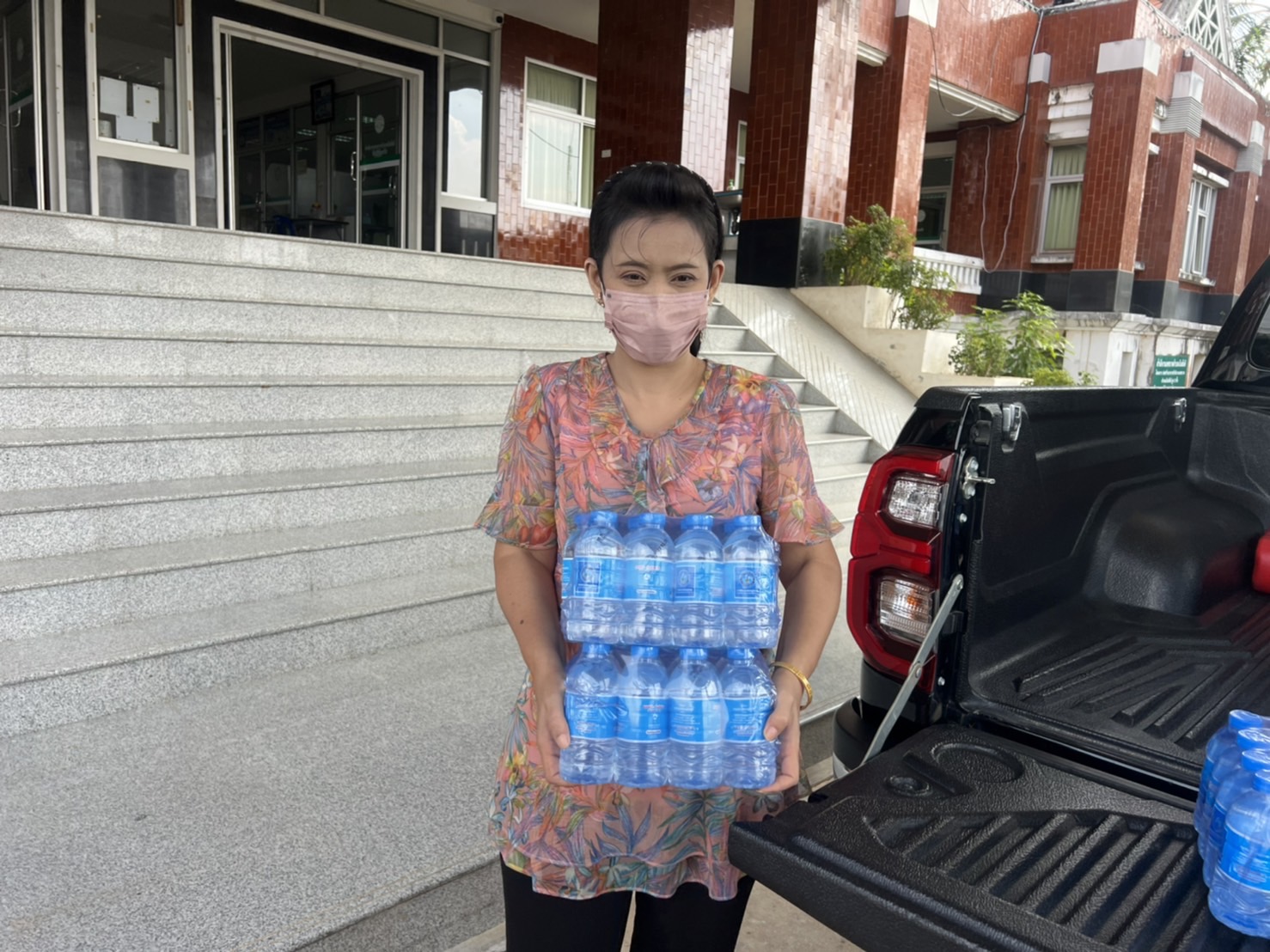 การประปาส่วนภูมิภาคสาขาท่าแซะ ร่วมสนับสนุนน้ำดื่มบรรจุขวดตราสัญลักษณ์ กปภ. เนื่องในโอกาสวันเด็กแห่งชาติ 2566
