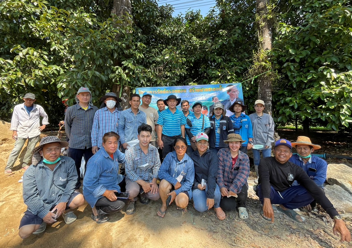 กปภ.สาขาขลุง ร่วมกับ อบต.ตรอกนอง และชุมชนในพื้นที่ ในกิจกรรมโครงการรักษ์ตรอกนอง สร้างฝายชะลอน้ำ