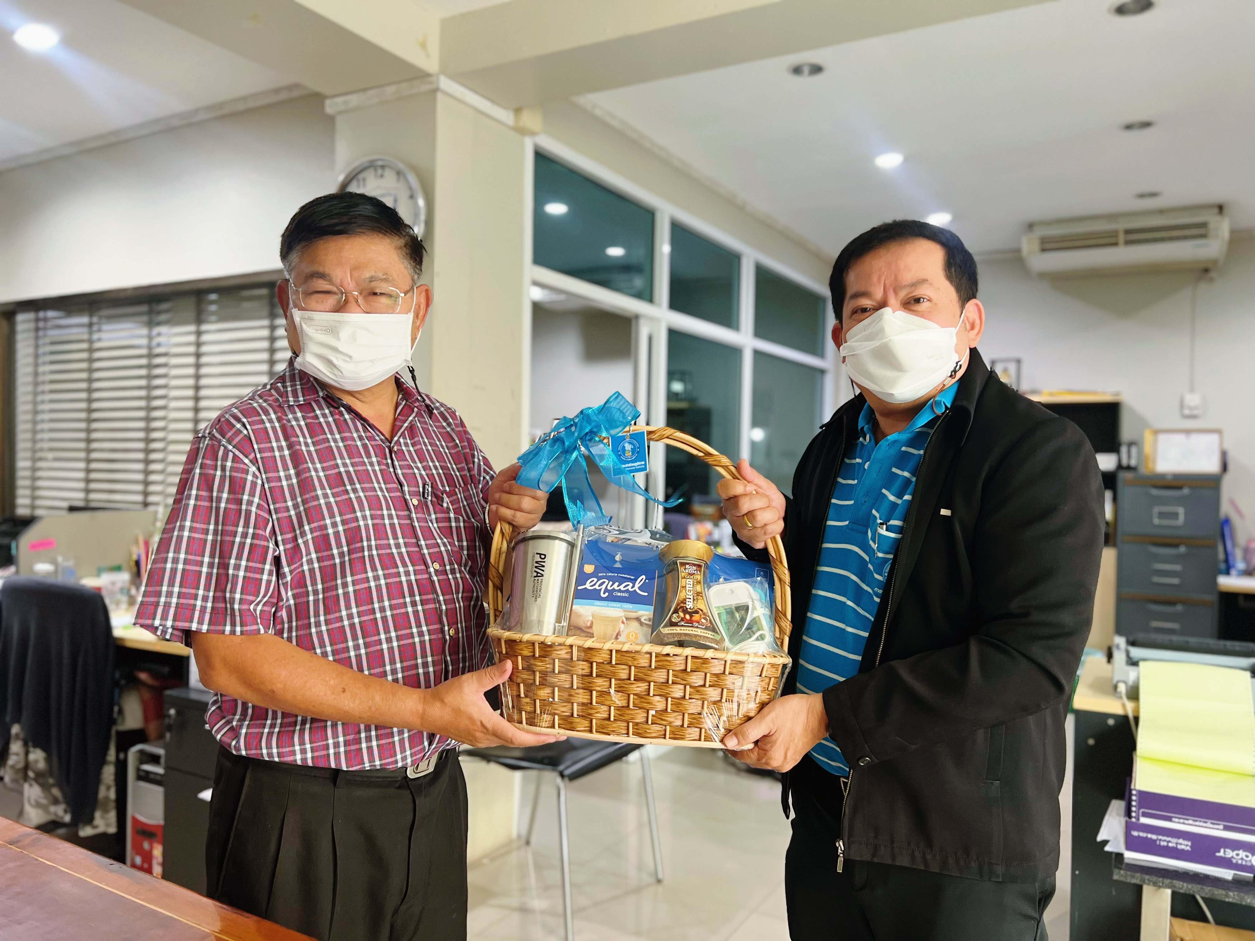 กปภ.สาขาสมุทรสงคราม มอบของที่ระลึกให้กับสื่อมวลชนท้องถิ่น เนื่องในโอกาสวันขึ้นปีใหม่ ปี 2566