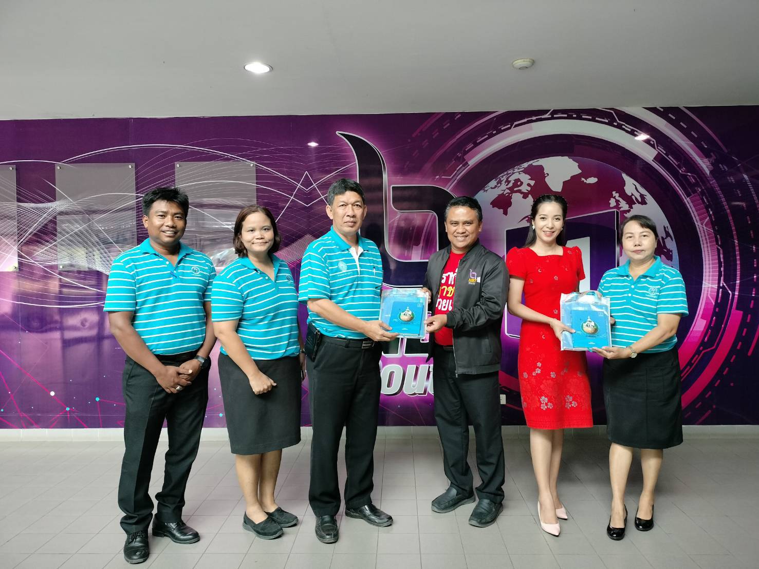 การประปาส่วนภูมิภาคสาขากาญจนดิษฐ์ ลงพื้นที่พบสื่อมวลชน สถานีวิทยุกระจายเสียงแห่งประเทศไทย จังหวัดสุราษฎร์ธานี โดยเข้าพบว่าที่ ร.ต.สุรชัย ส้มเกลี้ยง (บ่าวเกลี้ยง) นักจัดรายการโทรทัศน์ รายการแหล่งข่าวชาวใต้ NBT South และรายการ อปม.สัมพันธ์ สวท.สุราษฎร์ธานี FM 89.75 mhz Fb:สวท.สุราษฎร์ธานี และนางสาวพัชรี เดชเดโช นักสื่อสารมวลชน รายการ ล่องใต้วันนี้ เพื่อประชาสัมพันธ์ โครงการ "ติดมิเตอร์ใหม่ ลดราคา การประปาฯ จัดให้" ด้วยการลดค่าติดตั้งประปาใหม่ 20%