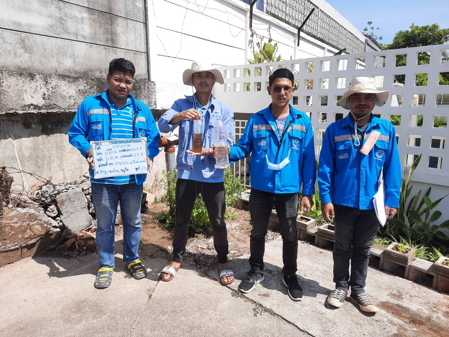 กปภ.สาขาภูเก็ต ดำเนินการตรวจสอบคุณภาพน้ำประปาบริเวณหมู่บ้านท้อปแลนด์ รัษฎา ต.รัษฎา อ.เมืองภูเก็ต จ.ภูเก็ต