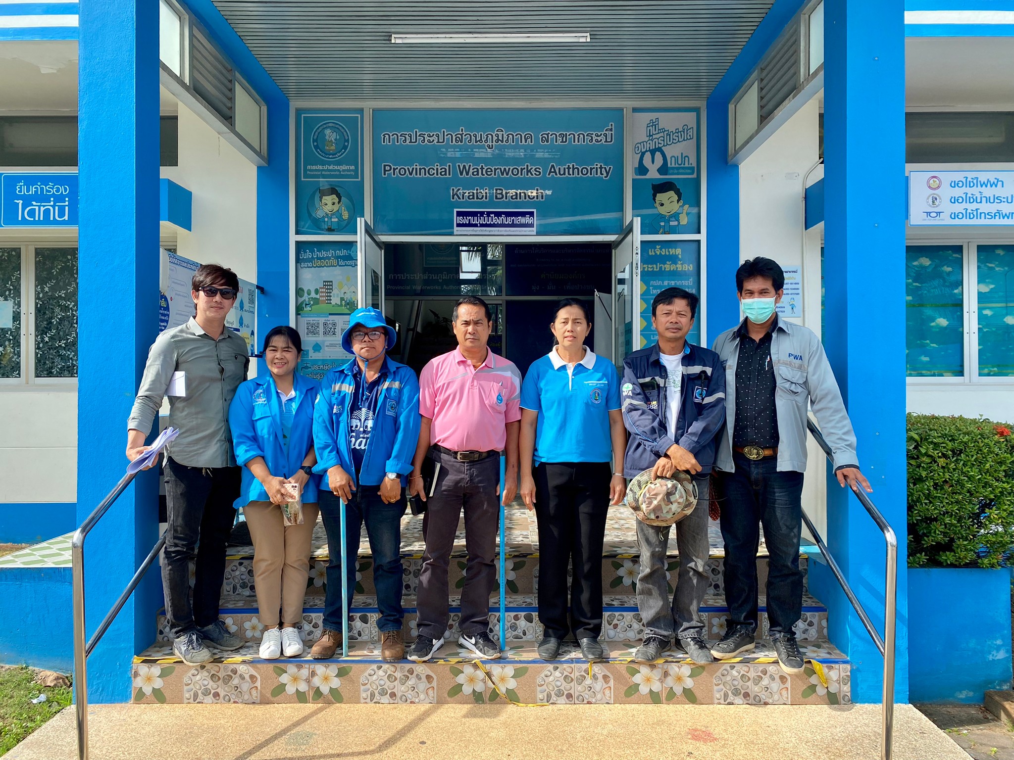 กปภ.สาขากระบี่ ดำเนินงานตามแผนบริหารจัดการน้ำสูญเสียเชิงรุก เดินหน้าลงพื้นที่ ตำบลกระบี่ใหญ่ ตำบลกระบี่น้อย อำเภอเมืองกระบี่ จังหวัดกระบี่ เดินเท้าหาท่อแตกรั่ว พร้อมซ่อมปิดจุด เพื่อลดการเกิดน้ำสูญเสีย
