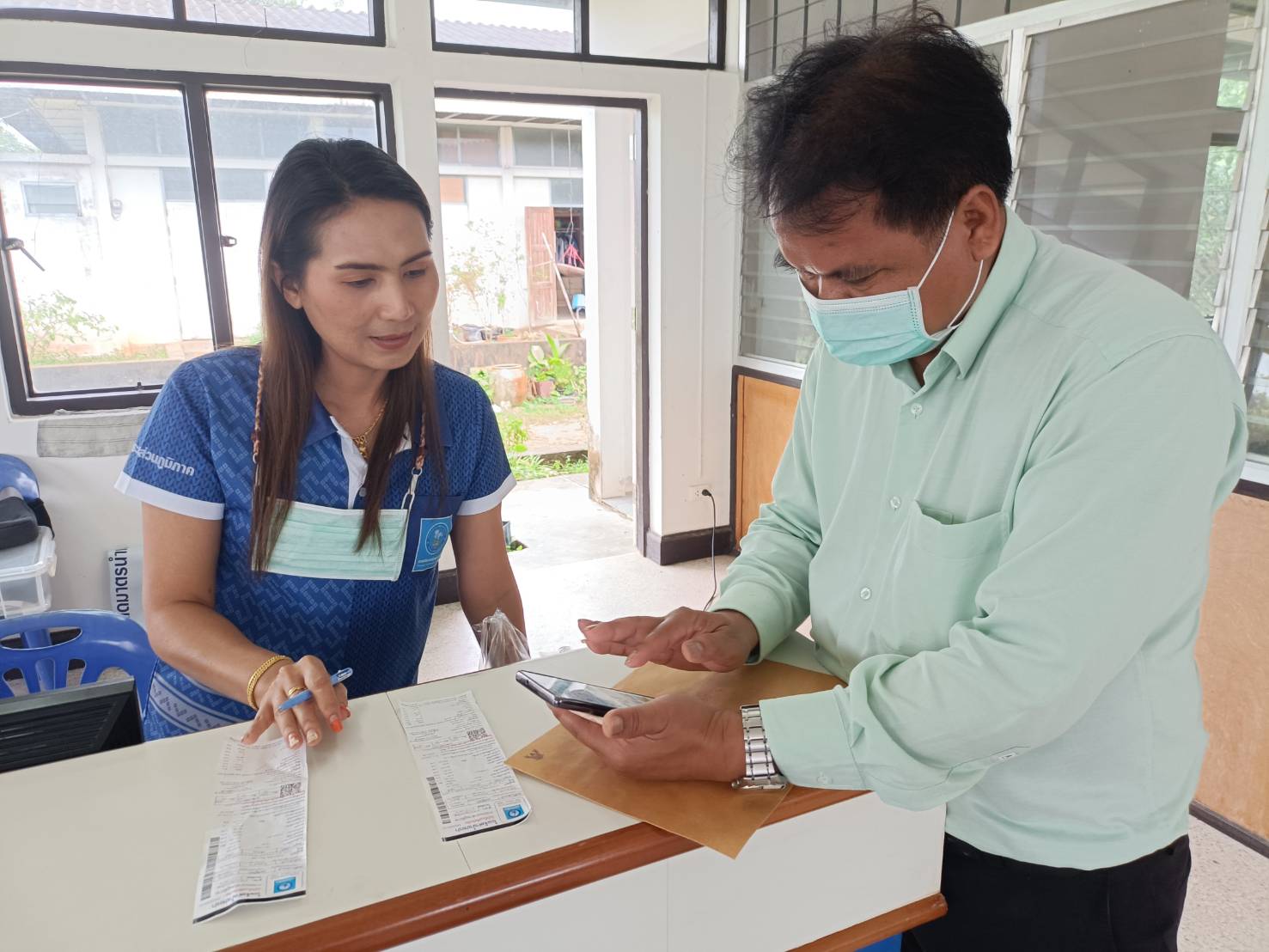 การประปาส่วนภูมิภาคสาขากาญจนดิษฐ์ ภายใต้การบริหารของนายสุรพงศ์ สมหวัง ผู้จัดการการประปาส่วนภูมิภาคสาขากาญจนดิษฐ์ มอบหมายงานจัดเก็บรายได้พร้อมพนักงานในสังกัดให้การแนะนำการใช้ PWA Mobile Application" จะจ่าย จะแจ้ง แอปเดียวจบ! ดาวน์โหลดฟรีไม่มีค่าใช้จ่าย แอปพลิเคชั่นเพื่ออำนวยความสะดวกให้แก่ผู้ใช้น้ำของ กปภ...