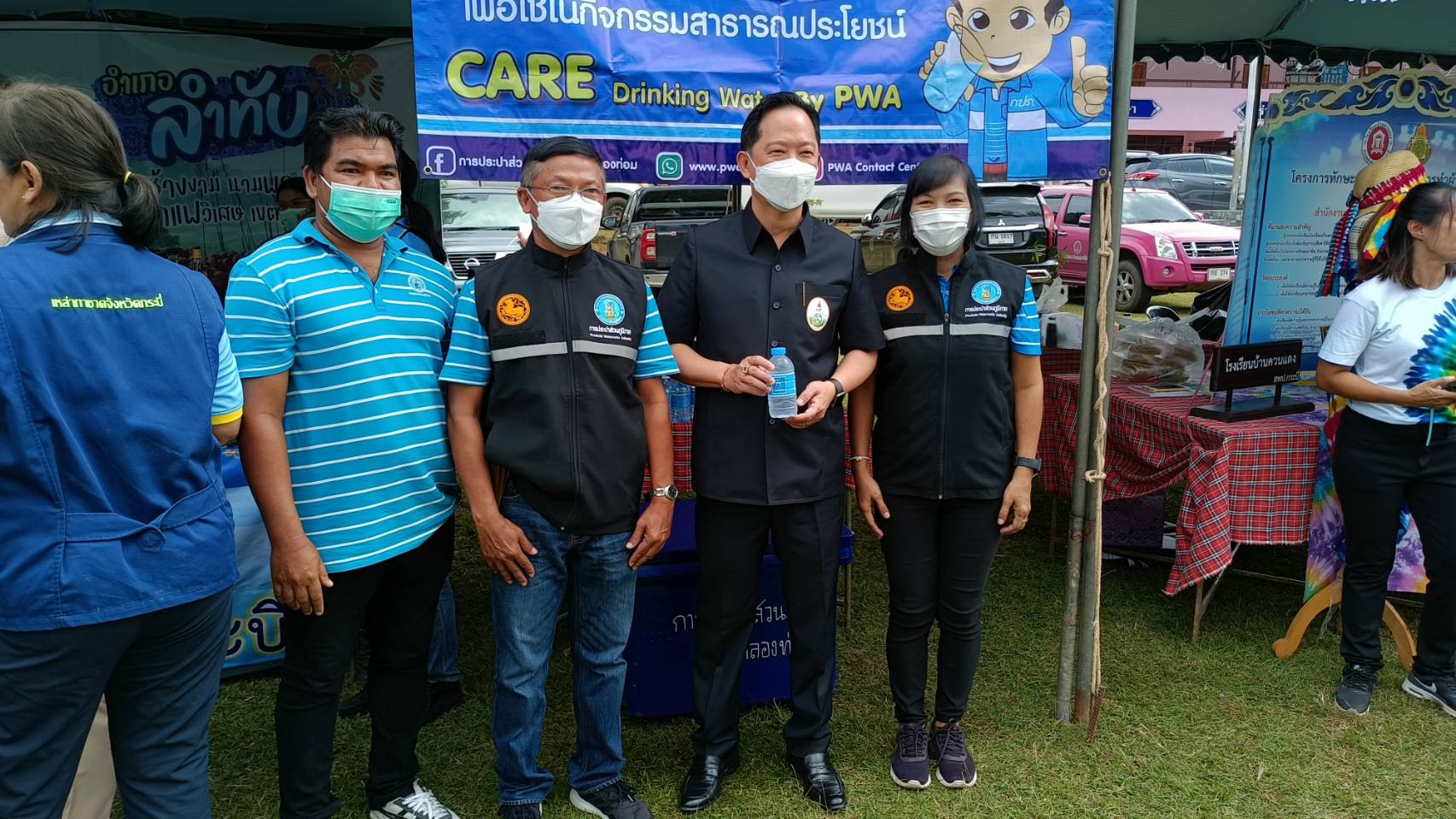 การประปาส่วนภูมิภาคสาขาคลองท่อมมอบน้ำดื่มบรรจุขวดตราสัญลักษณ์ กปภ. โครงการจังหวัดกระบี่เคลื่อนที่ ครั้งที่ 2
