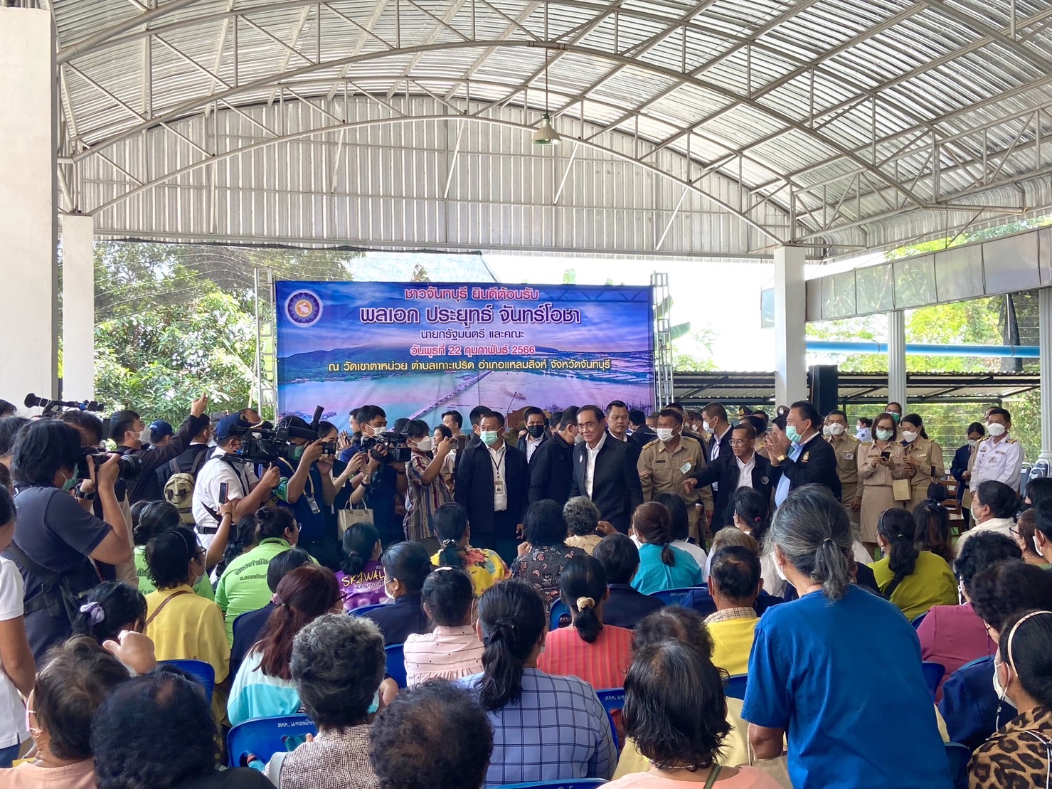 กปภ.สาขาขลุง ร่วมให้การต้อนรับ พลเอก ประยุทธ จันทร์โอชา นายกรัฐมนตรี และคณะ ในโอกาสตรวจราชการในพื้นที่จังหวัดจันทบุรี พร้อมสนับสนุนน้ำดื่มตราสัญลักษณ์ กปภ. ให้บริการประชาชน